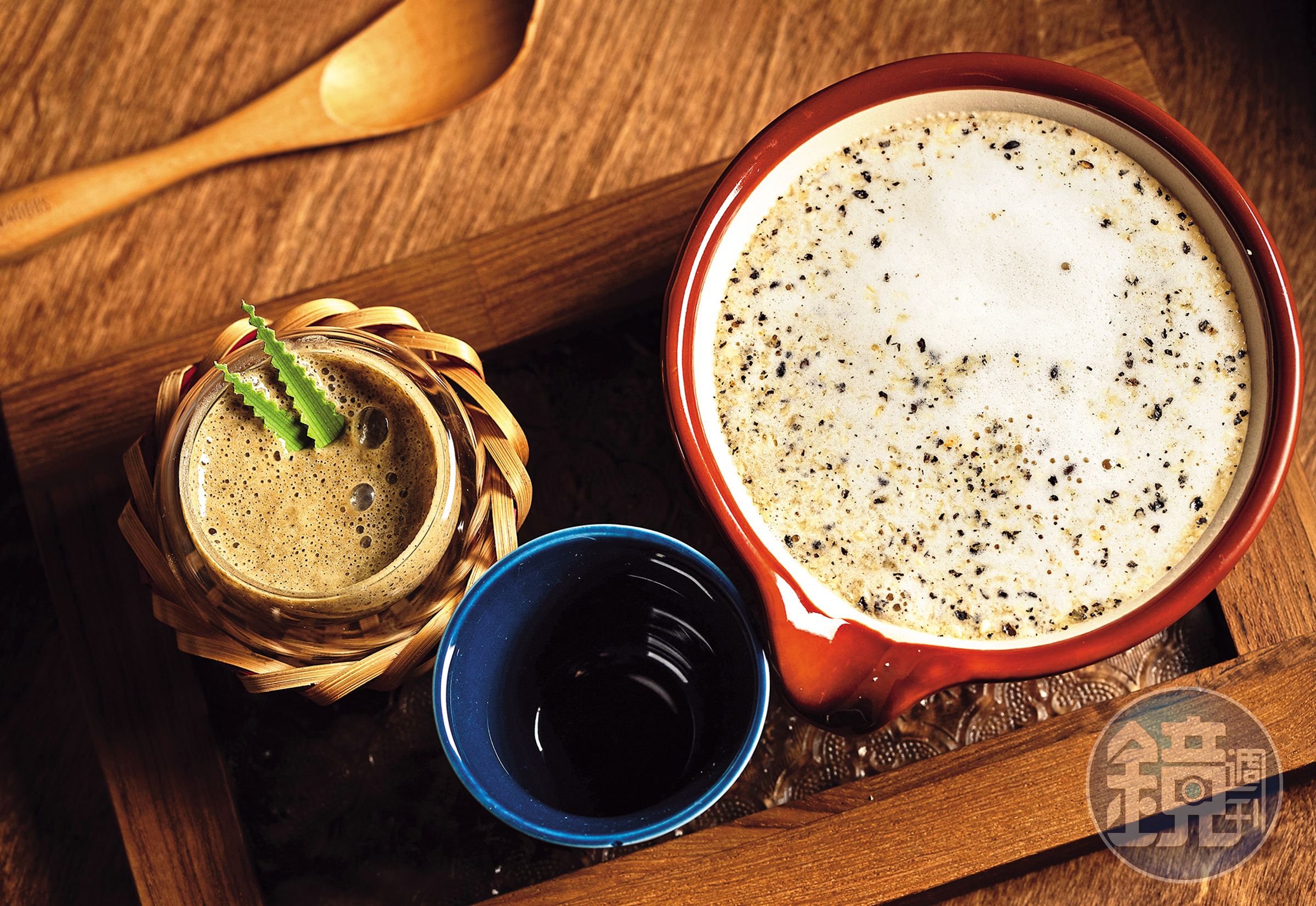 高雄「Bar dIP」是一家主打客家元素的雞尾酒吧，主理人龍兒運用梅干菜、擂茶、桔醬等常見客家食材，讓調酒既好喝又有記憶點。