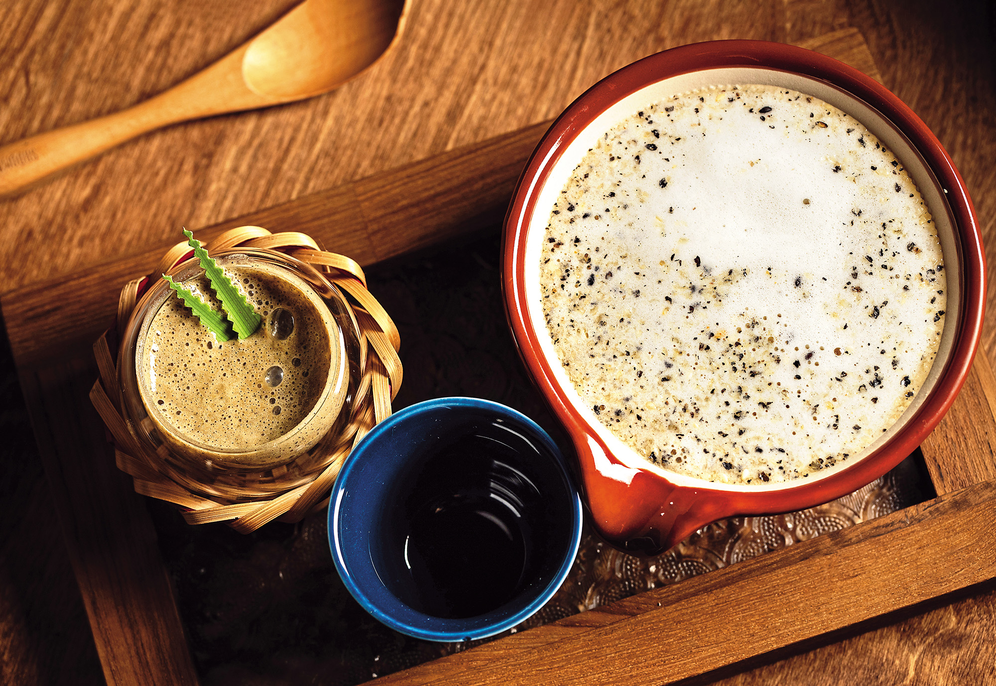 高雄「Bar dIP」是一家主打客家元素的雞尾酒吧，主理人龍兒運用梅干菜、擂茶、桔醬等常見客家食材，讓調酒既好喝又有記憶點。