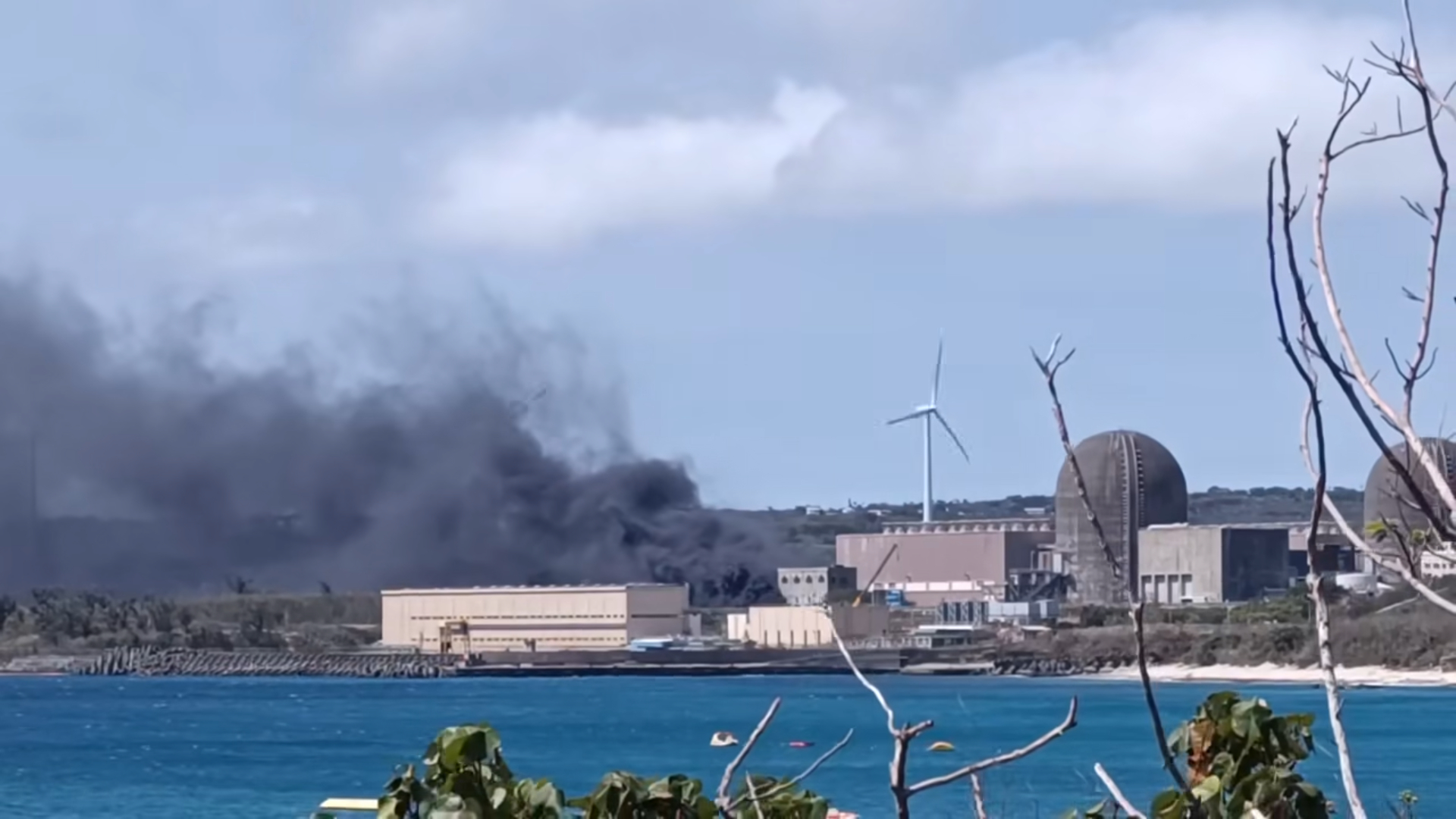 屏東恆春核三廠起火竄黑煙，嚇壞民眾。（翻攝爆料公社臉書）