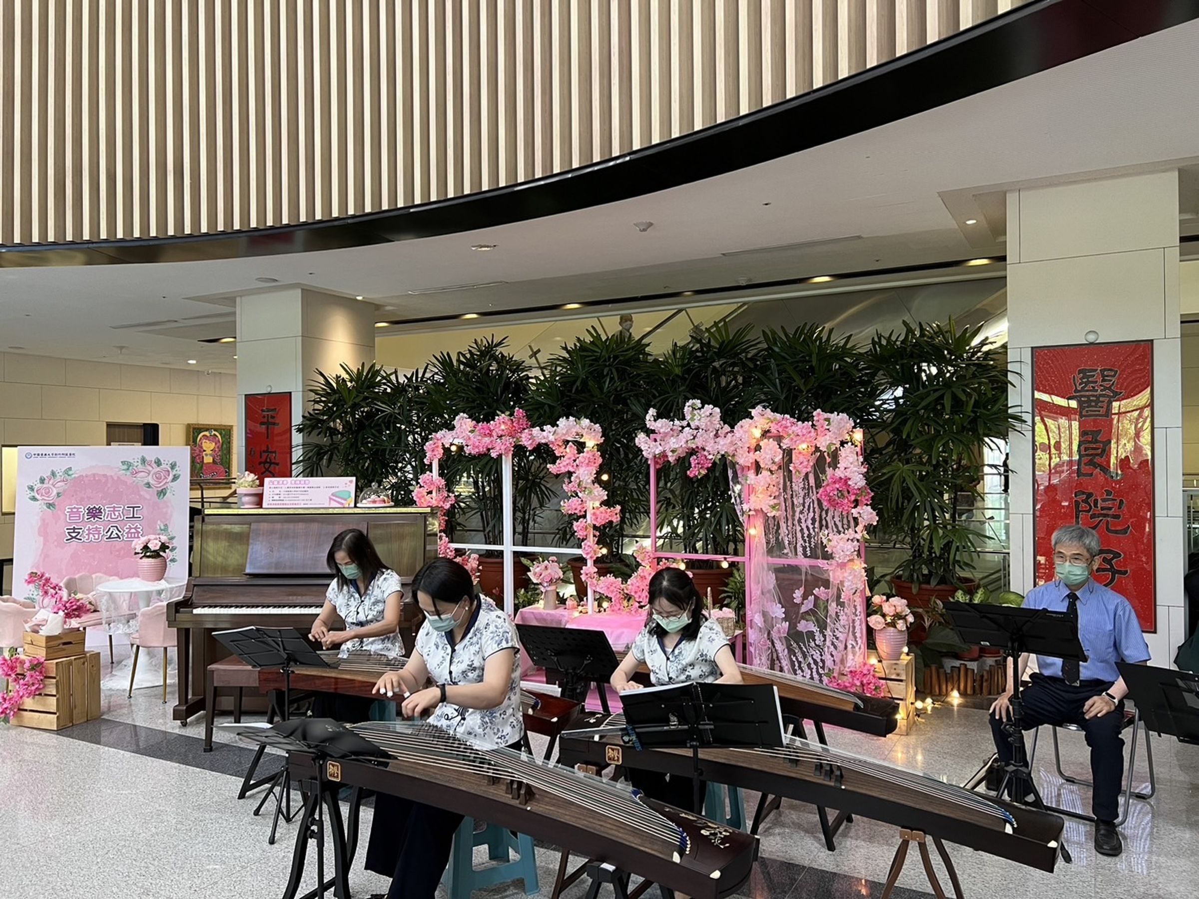 音樂志工以音樂療癒病患和家屬,受到肯定。(中醫大新竹附醫提供)
