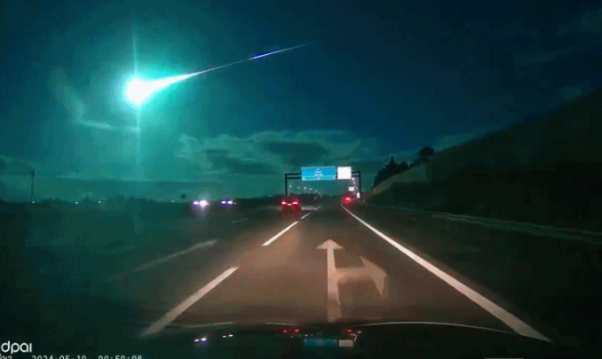 葡萄牙晚上天空突然閃現藍色流星，夜空都被照亮宛如白晝。（翻攝X@UHN PLUS）