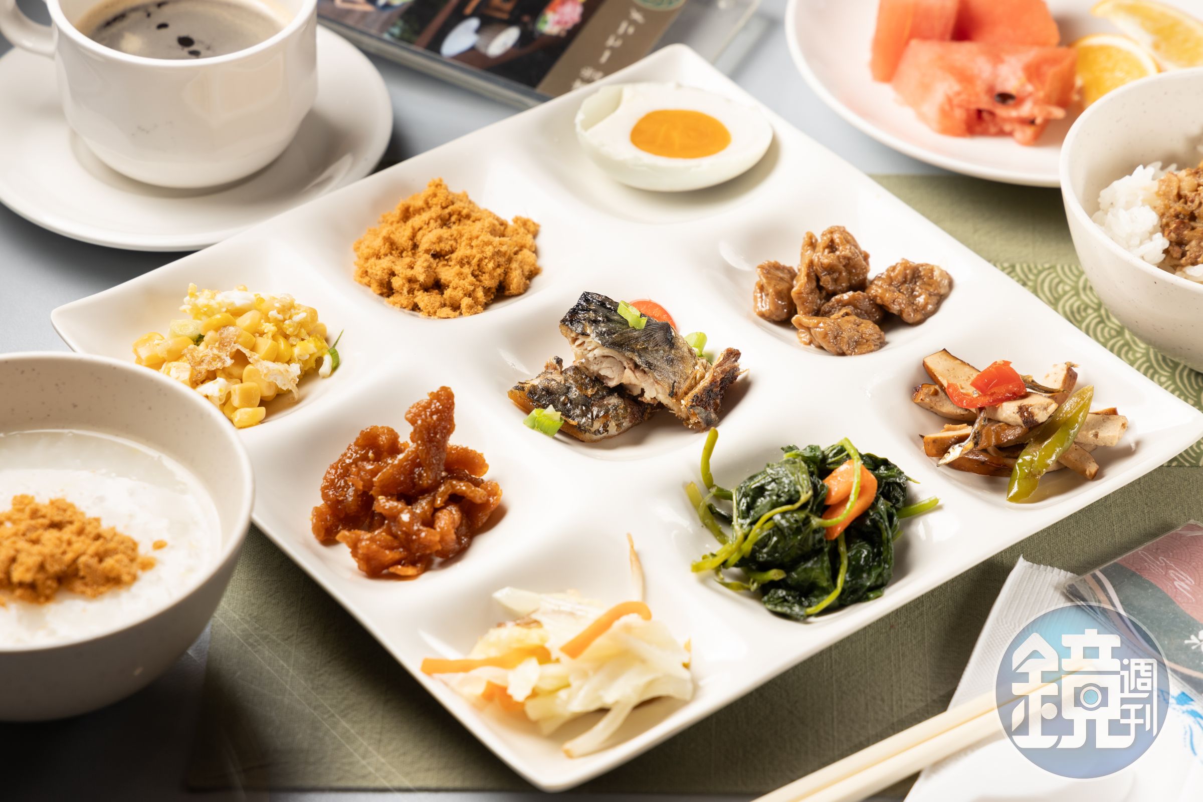 早餐採自助式，九宮格餐盤可以一次裝滿小菜配清粥，滿足台灣胃。