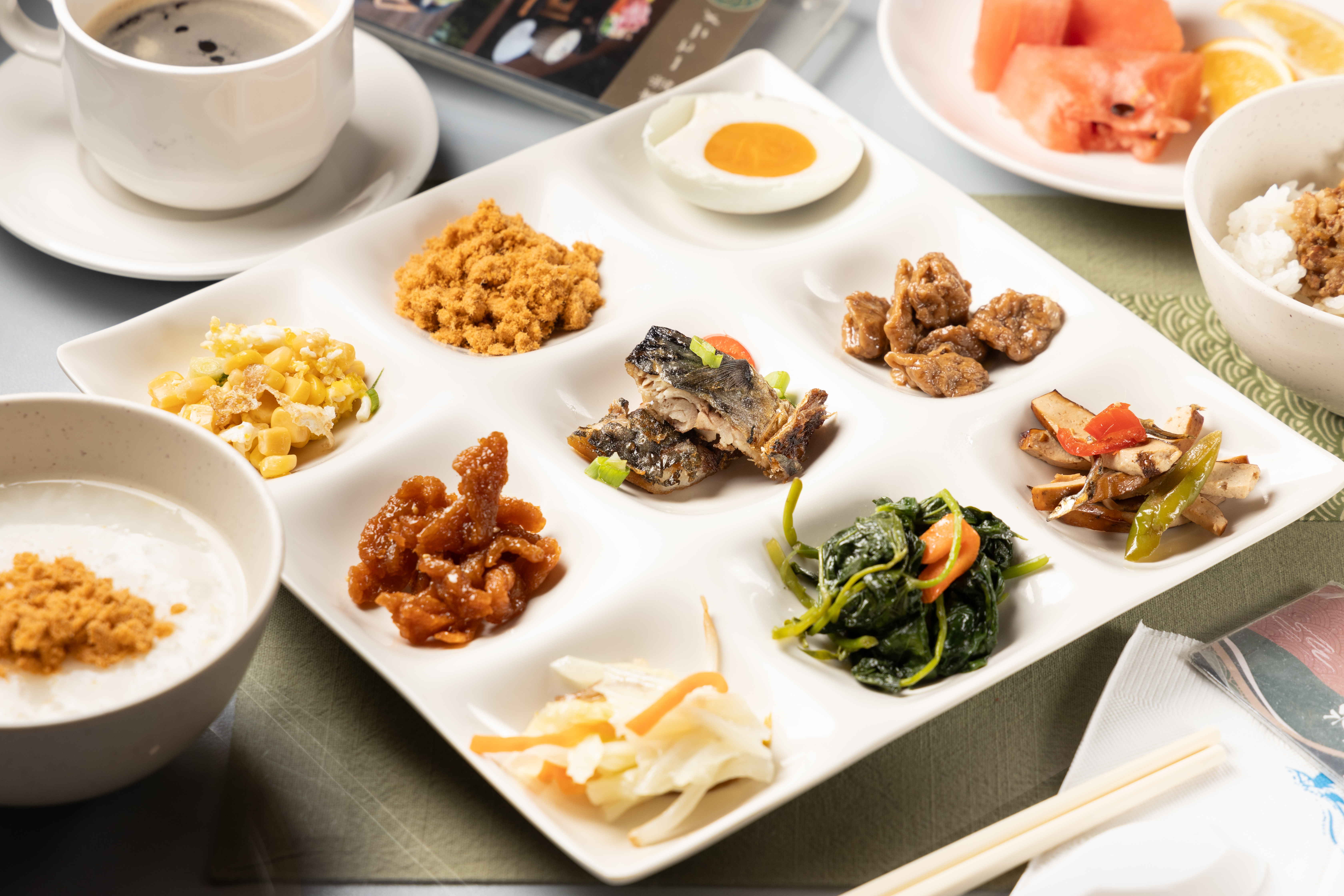 早餐採自助式，九宮格餐盤可以一次裝滿小菜配清粥，滿足台灣胃。