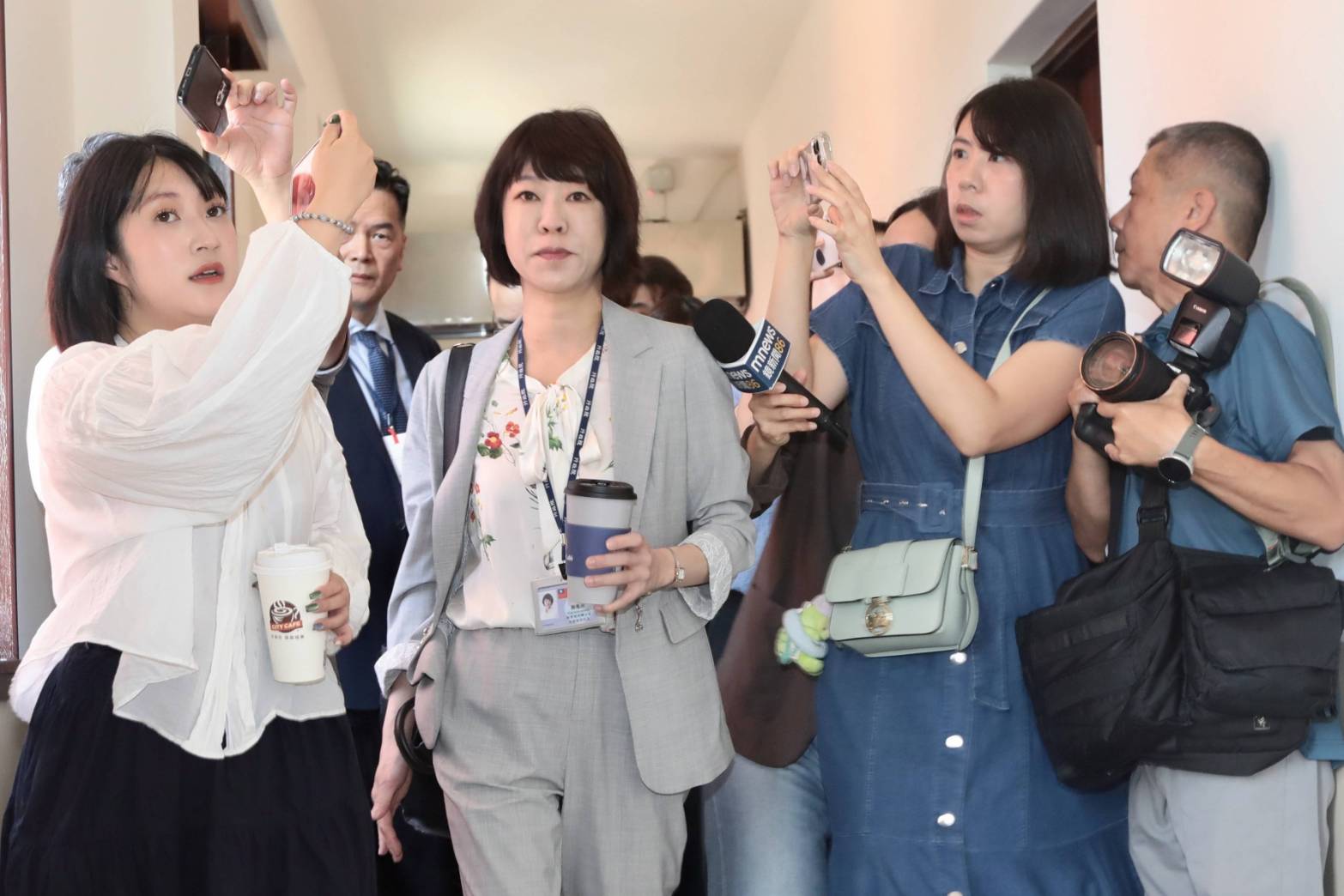 行政院經貿談判辦公室副總談判代表顏慧欣（中）辭世，享年53歲。（鏡報林煒凱）