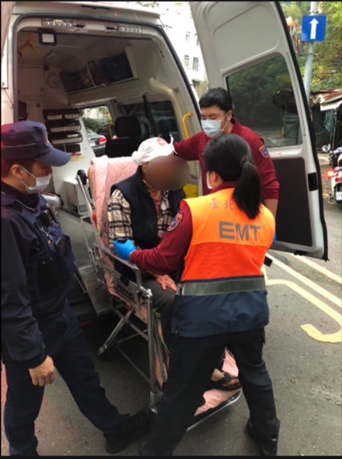 警方協助李父脫困後,通報救護人員將李父送醫救治。(翻攝畫面)