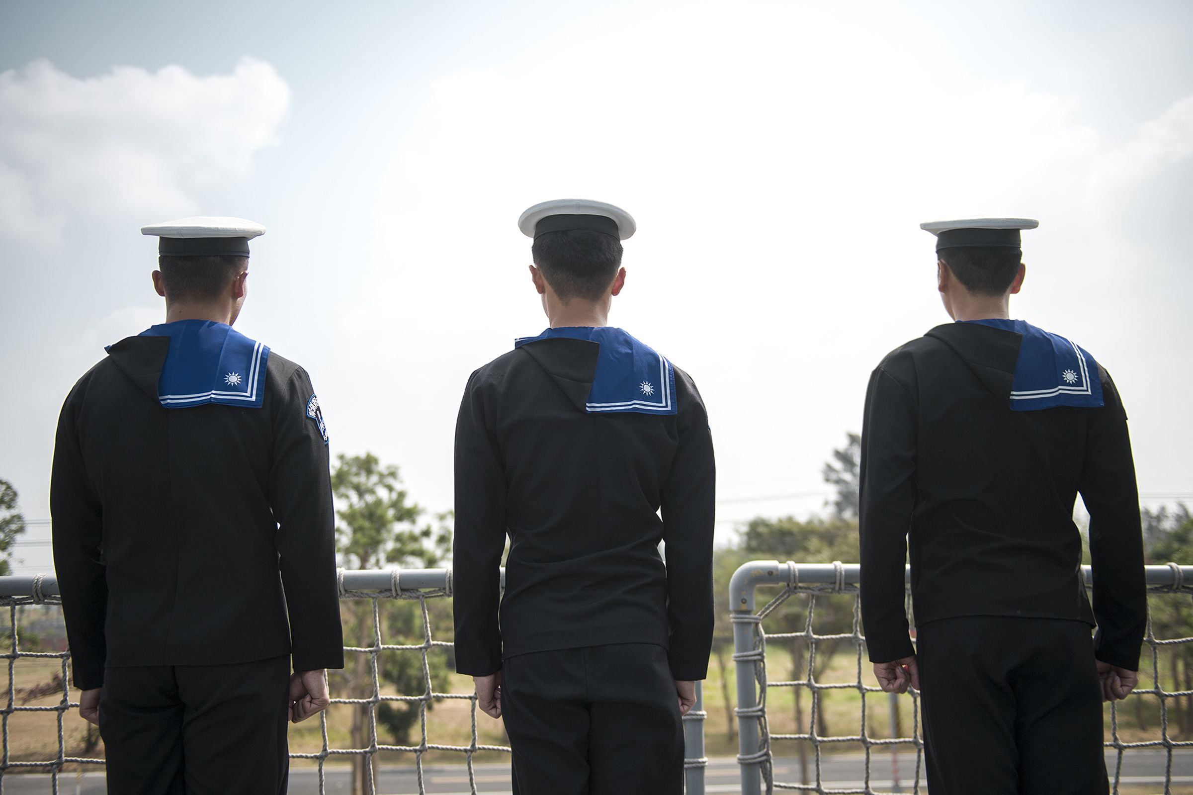 3名海軍官兵去年深夜在辦公室打麻將遭記過,提出申訴後法院撤銷記過處分。示意圖,非當是軍官。(總統府提供)
