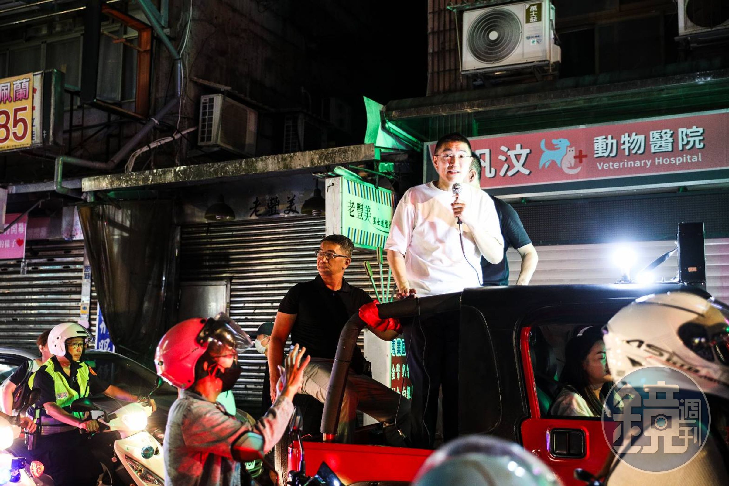 基隆市長罷免案以不同意多於同意落幕，謝國樑昨晚掃街拜票感謝市民。