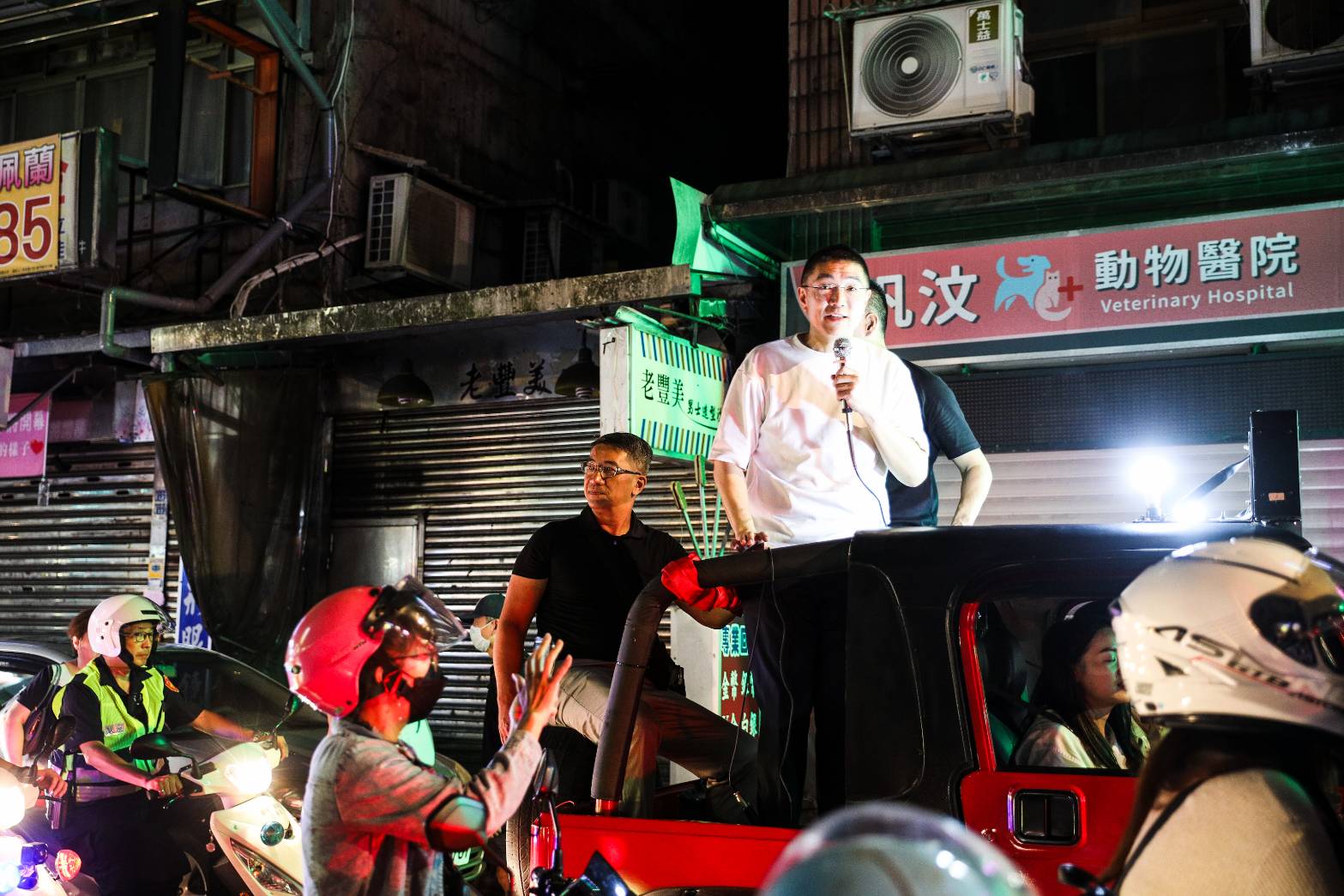 基隆市長罷免案以不同意多於同意落幕，謝國樑昨晚掃街拜票感謝市民。