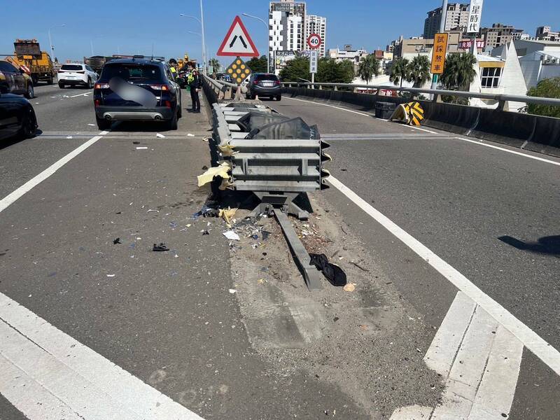 方男的黑色轎車猛烈撞擊護欄，連反光警示設施都被撞飛，掉落匝道上。（警方提供）
