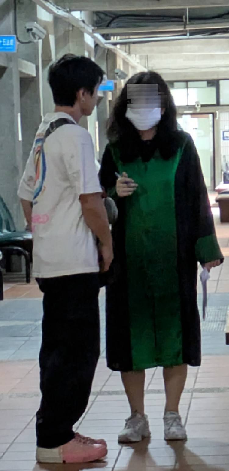 蔡姓士兵接受公設辯護人諄諄教誨,以後不要再觸法。(鄧玉瑩攝影)