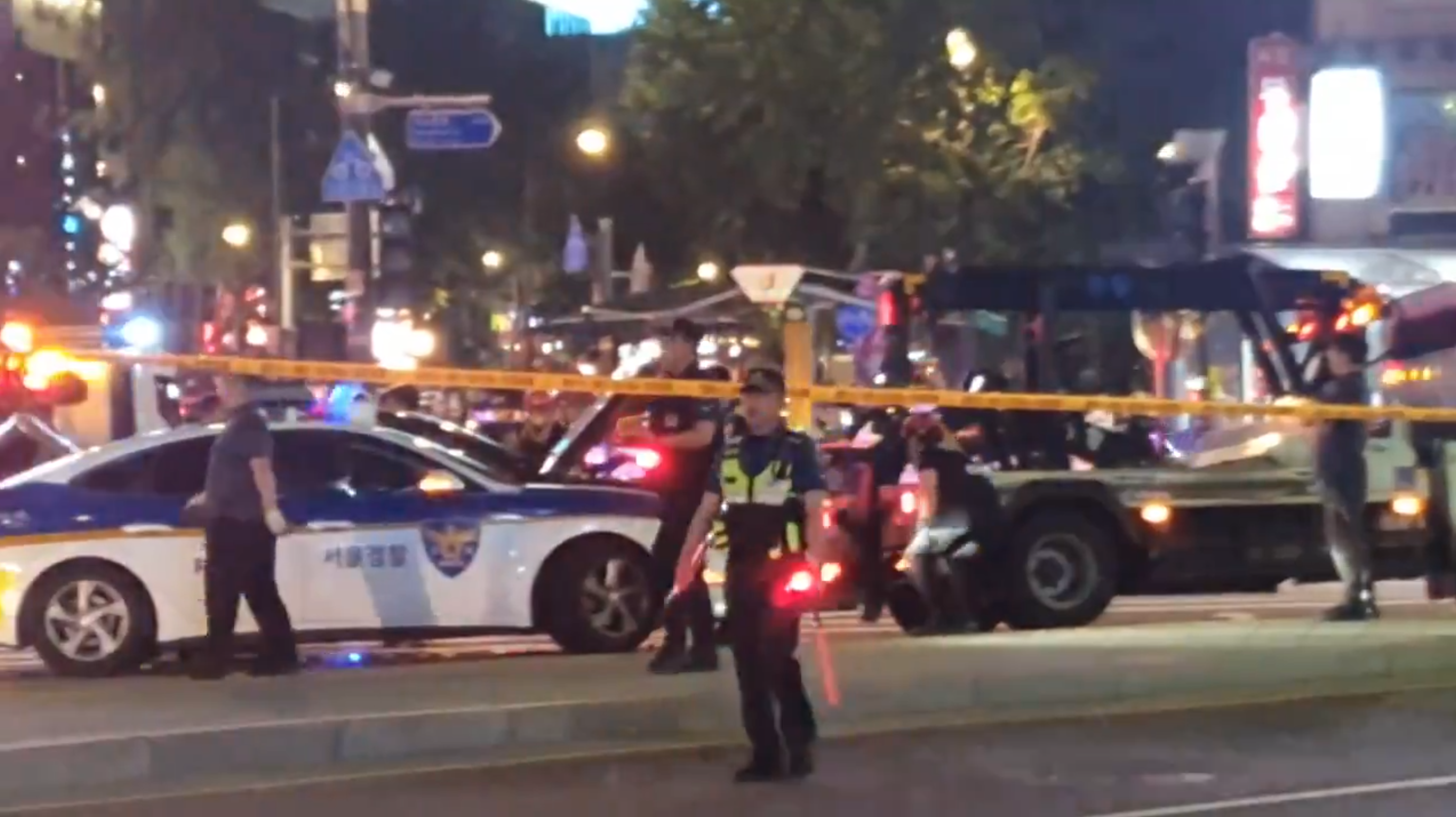 首爾1日發生恐怖車禍，一輛逆向轎車逆向200公尺衝撞多輛汽車和行人造成9死4傷。（翻攝自X）