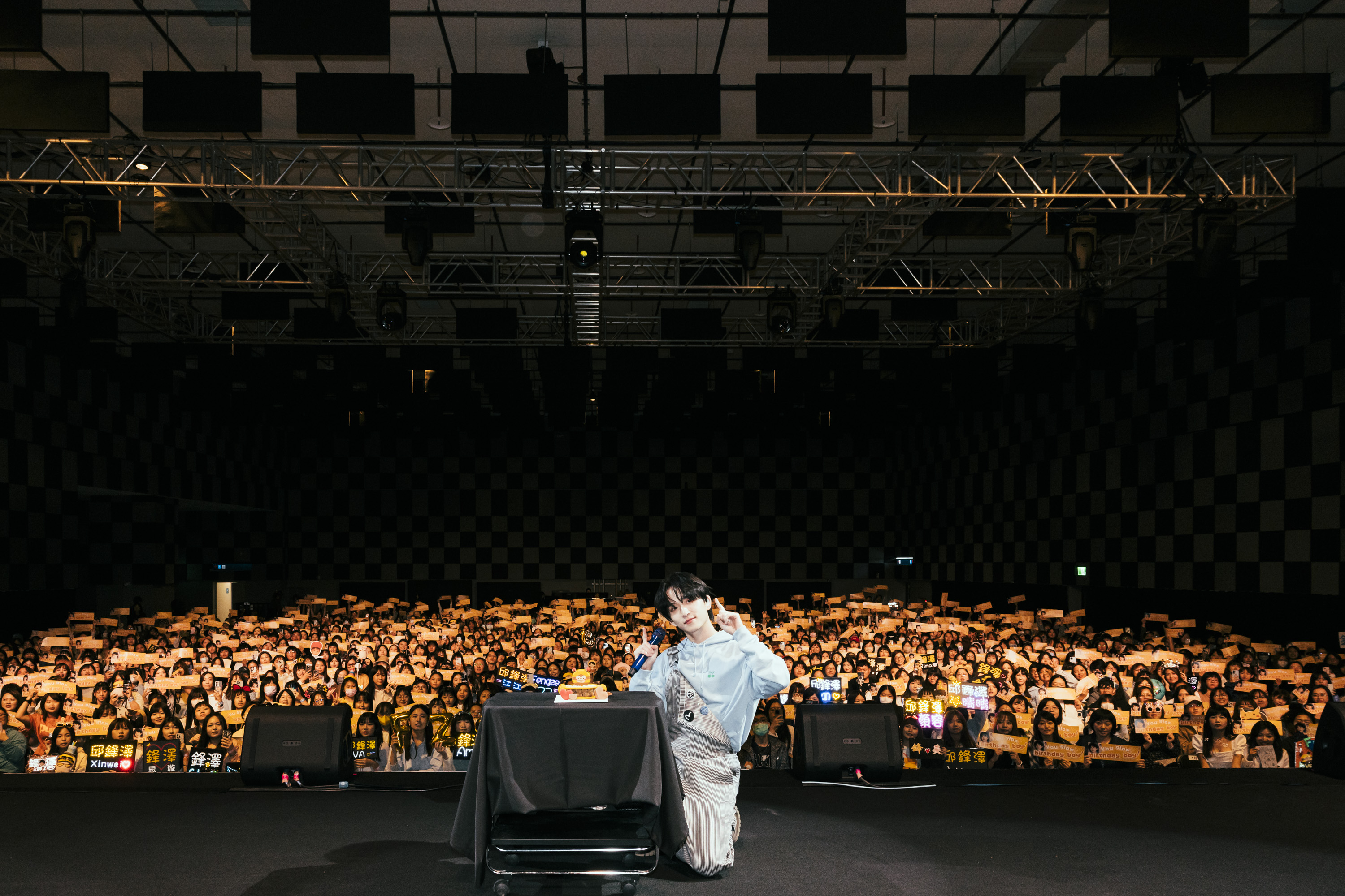 邱鋒澤與到場的千位粉絲合影留念，共同紀錄這場難忘的10週年慶祝時刻。（原音兄弟提供）
