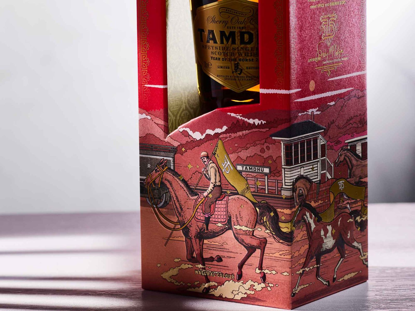 酒誌 2026/GIFT GUIDE/奔騰百年雪莉之魂!Tamdhu 坦杜「火馬年限定版」以藝術與工藝致敬懂喝的靈魂