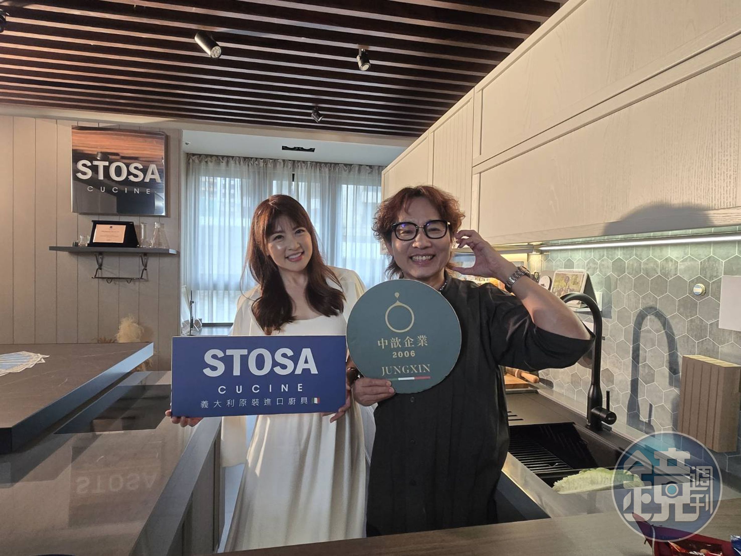 主播暨主持人陳海茵擔(左)台北家也使用STOSA 義式廚具,與陳福臺(右)是好友。