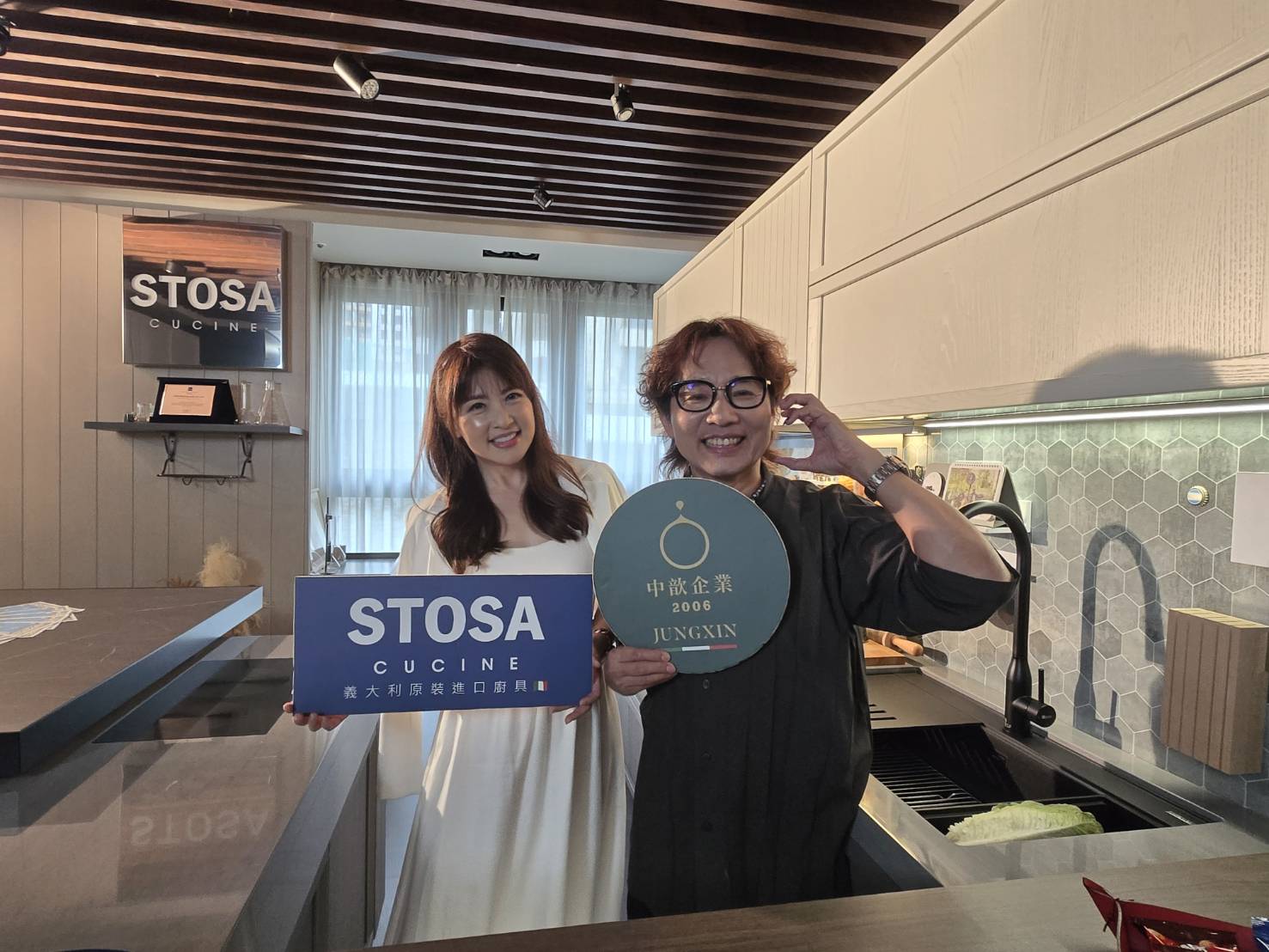 主播暨主持人陳海茵擔（左）台北家也使用STOSA 義式廚具，與陳福臺（右）是好友。