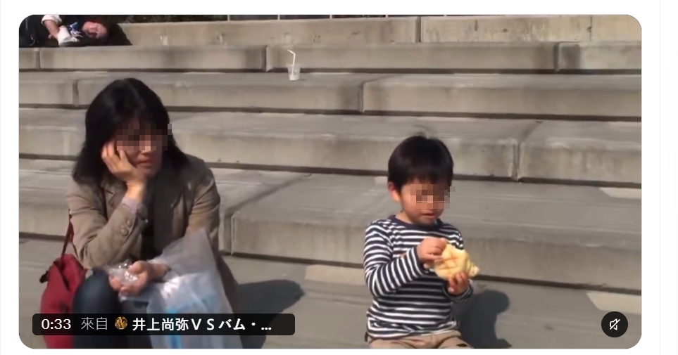 一對母子原本悠閒地在階梯上吃麵包，不料下一秒慘事就發生了。（翻攝自X）