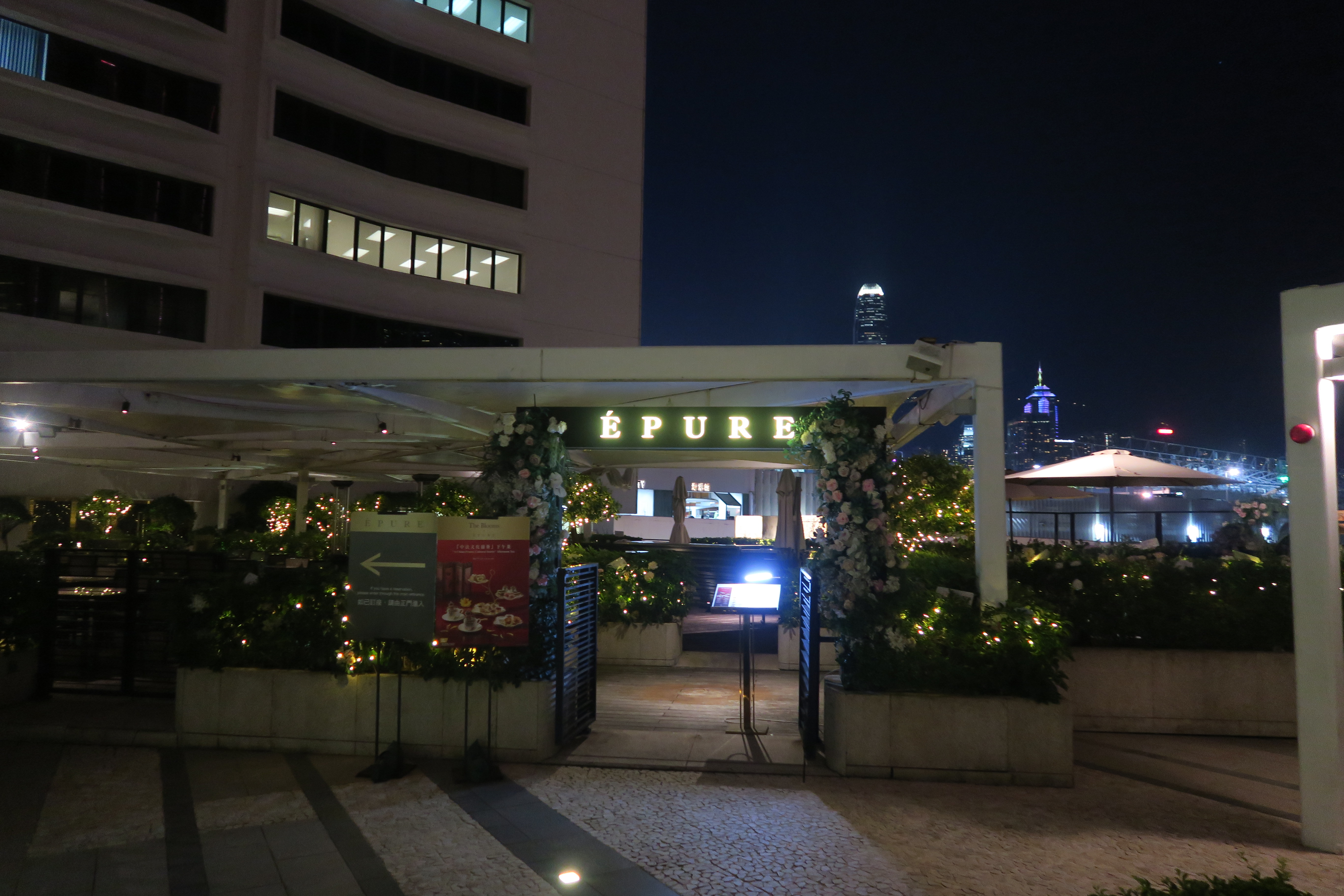「ÉPURE」在觀景平台上有一個可以喝下午茶、晚上喝點小酒的悠閒空間。