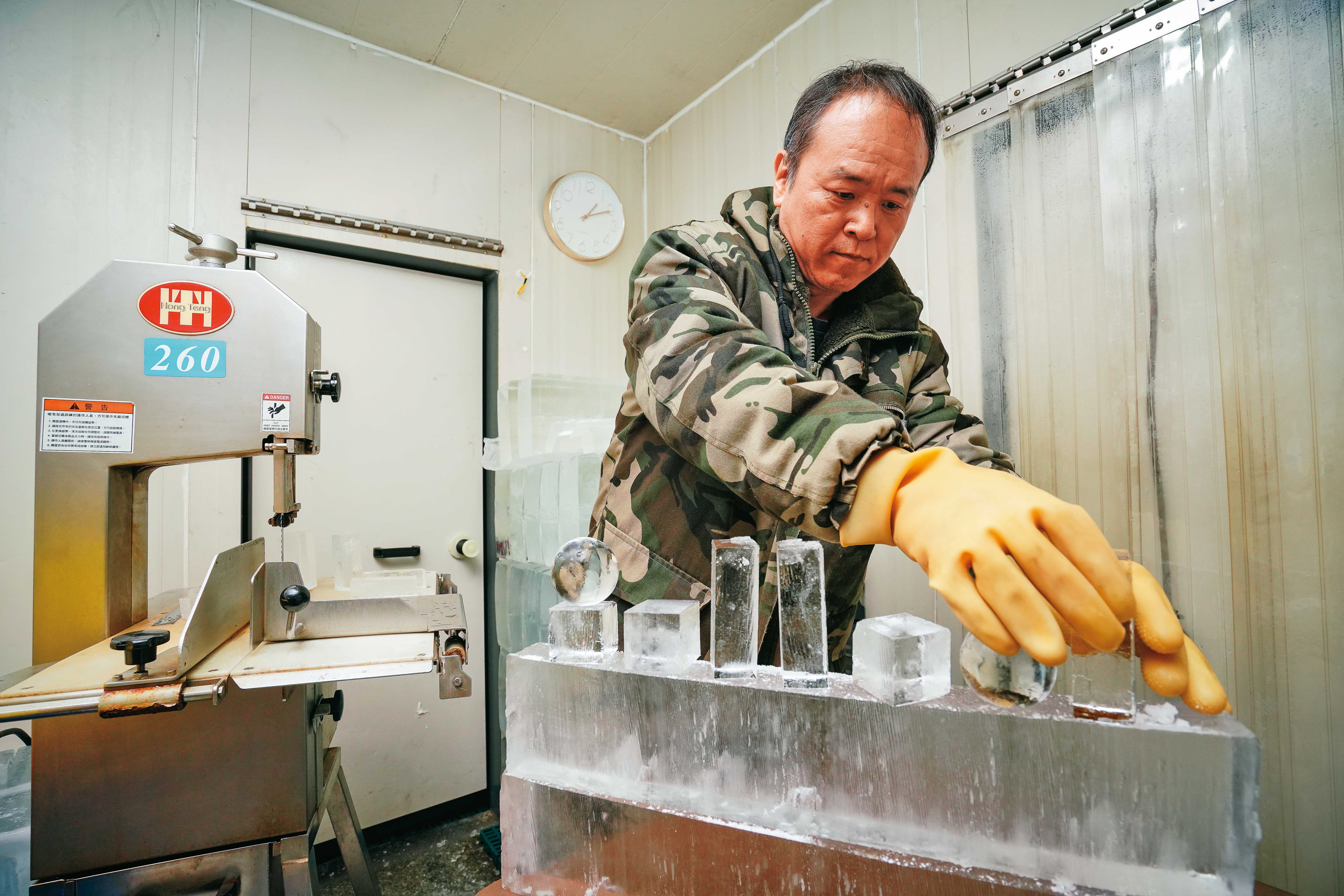 大熱天林洲旭穿著全套保暖衣褲在負10度的冷凍室工作。他10年前就率先做威士忌冰塊,替傳統冰塊業找到新路。