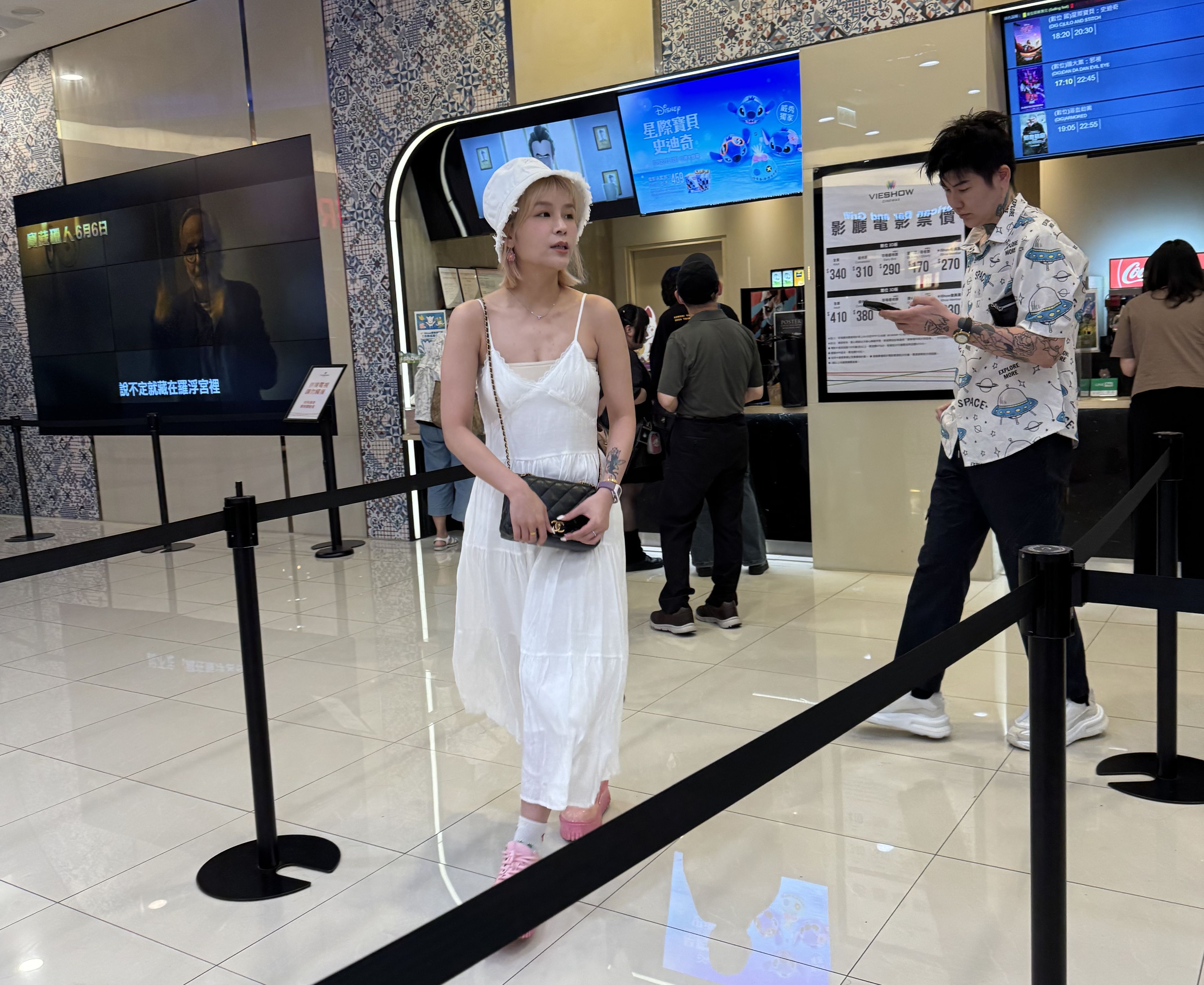 丟丟妹日前現身中和環球購物中心和男友看電影。