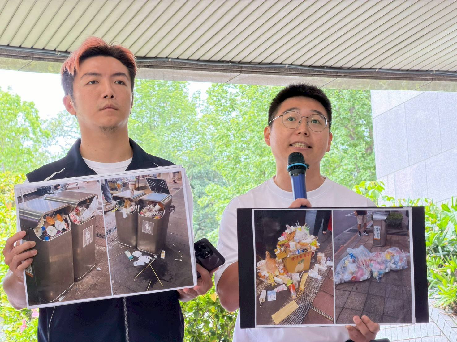 陳峙穎（左）與台灣綠黨擬參選人王振庭（右）在記者會上秀出路邊垃圾桶面臨的現況。（翻攝自台灣基進﻿臉書）