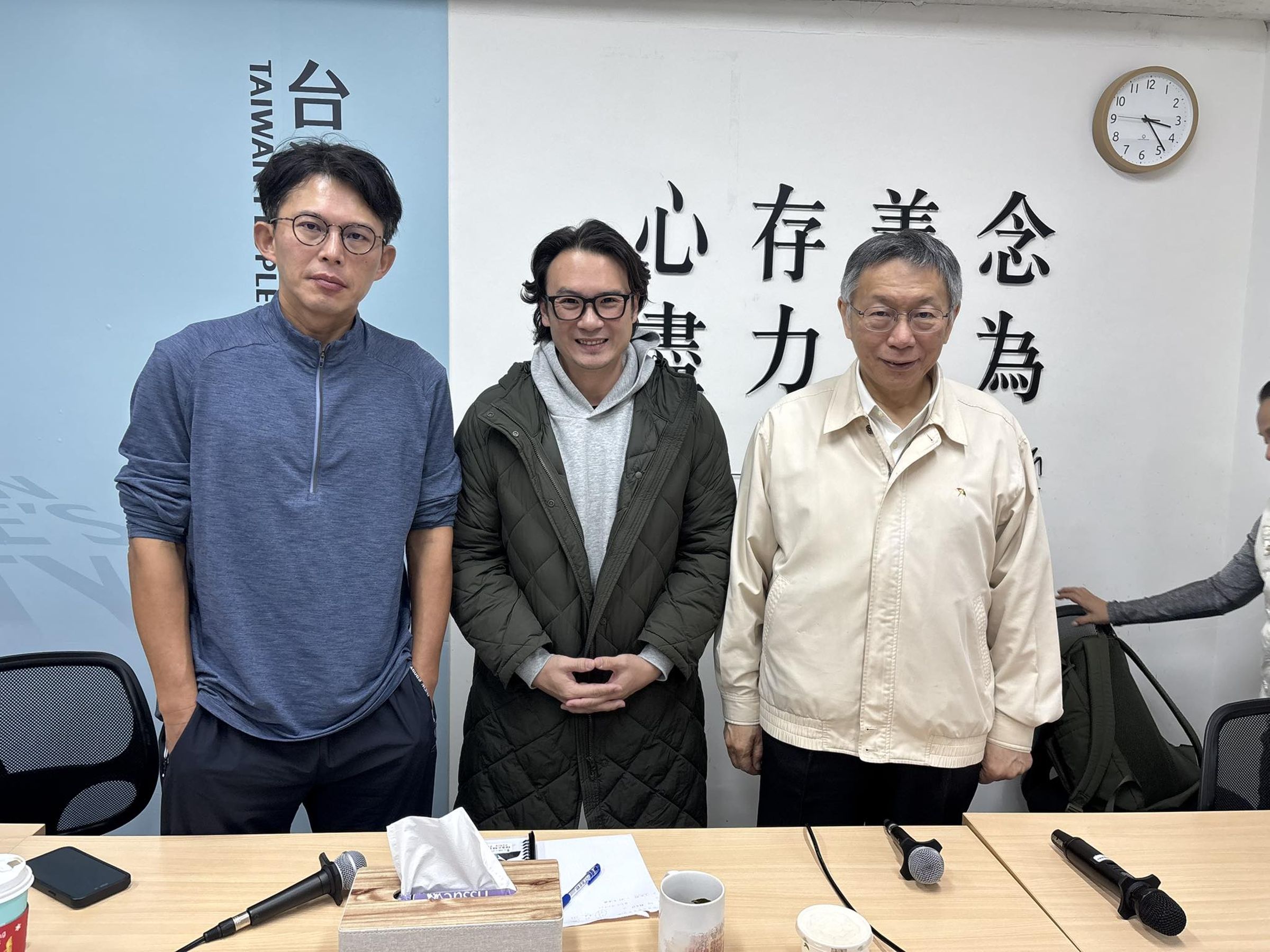 民眾黨籍南投縣議員簡千翔(中)宣布退黨,同時將以無黨籍身分參選議員。(翻攝簡千翔臉書)