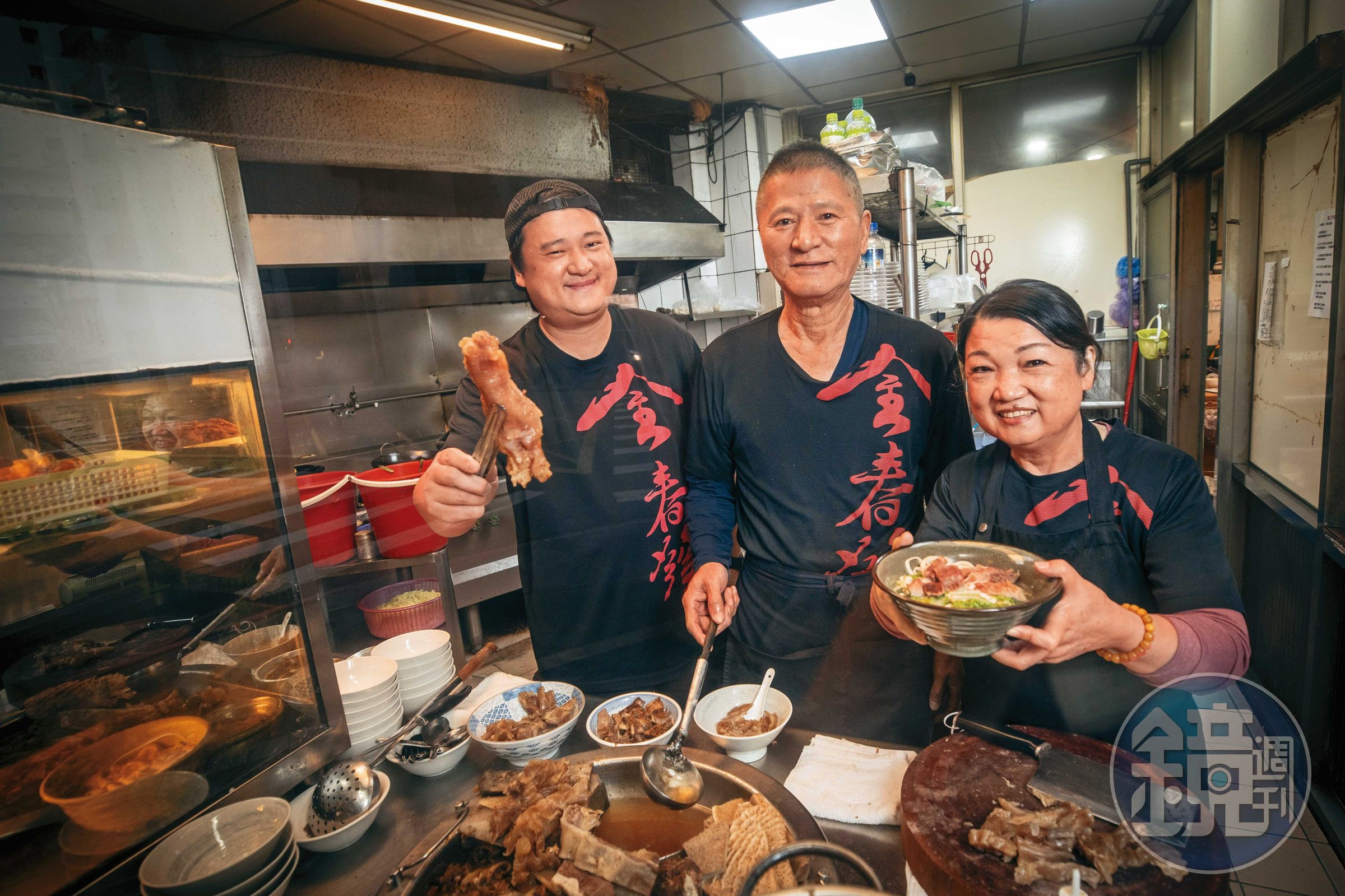 金春發天水路總店，現由第3代四房陳義寅（中）、四媳林芝嫻（右），與第4代陳霆叡（左）共同經營，強調百年正宗口味。