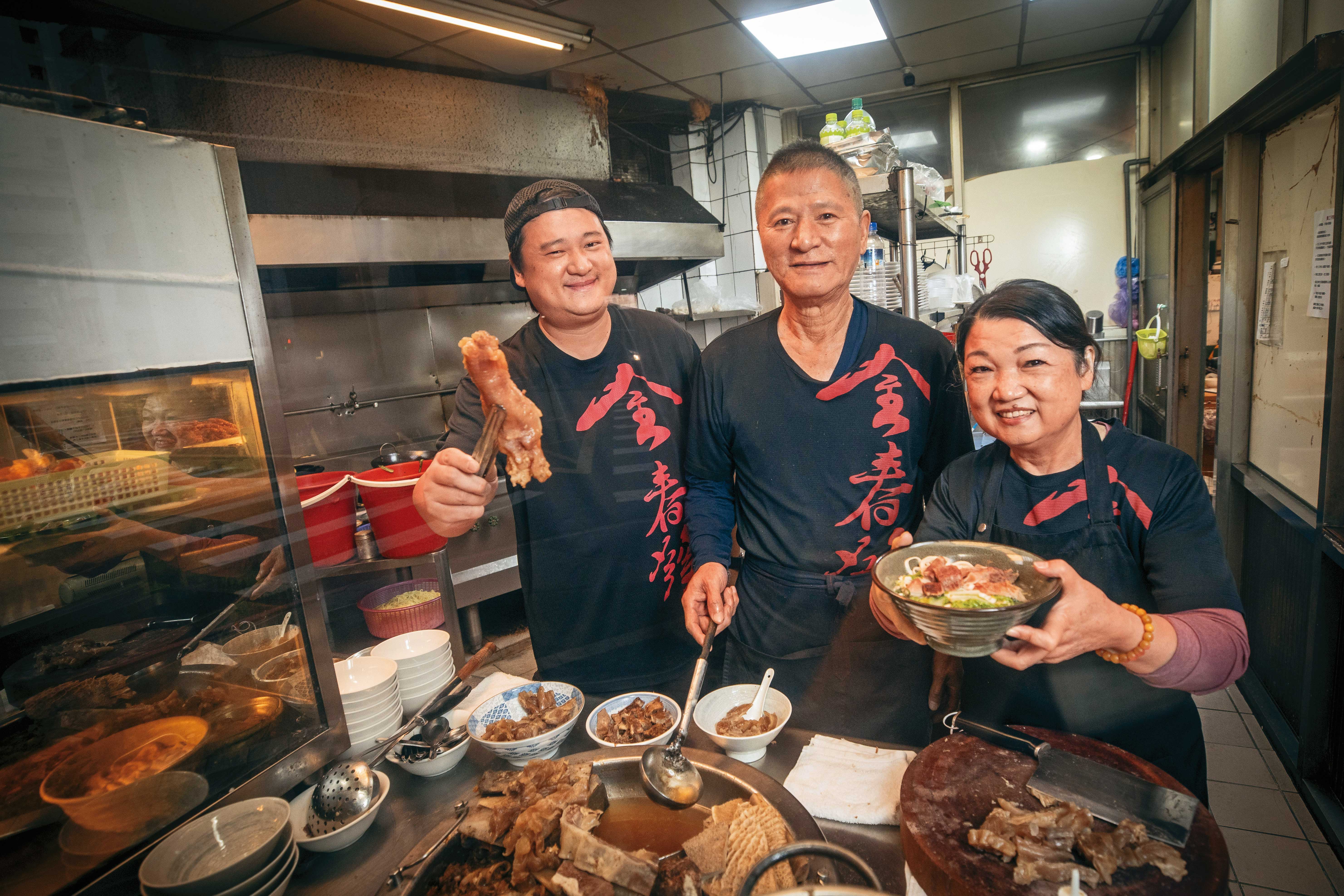 金春發天水路總店，現由第3代四房陳義寅（中）、四媳林芝嫻（右），與第4代陳霆叡（左）共同經營，強調百年正宗口味。 