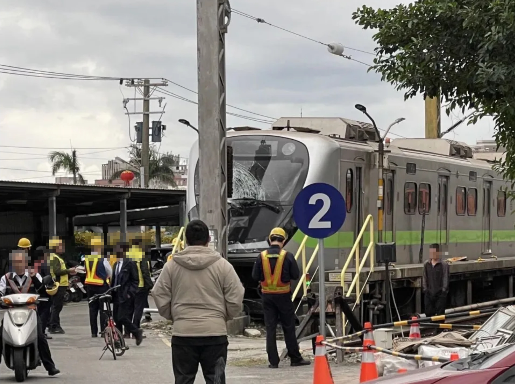 有輛EMU900型區間車在花蓮由調車機推進洗車線時，發生車頭撞上鐵桿事件。（翻攝畫面）