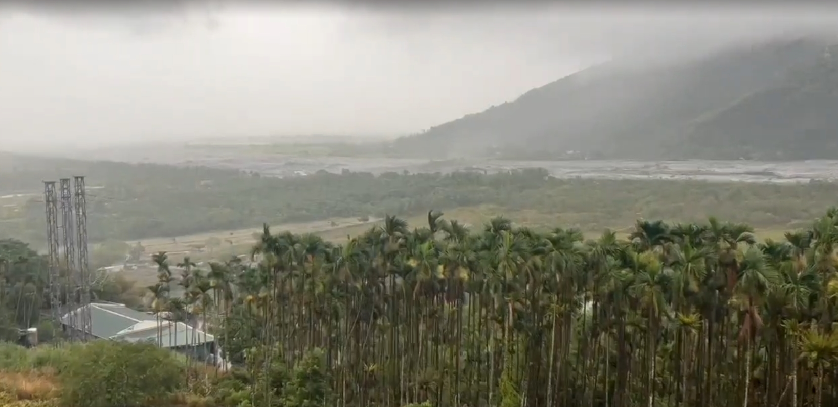 花蓮馬太鞍溪堰塞湖昨下午發生壩頂溢流，今天稍早也傳出再度溢流狀況，警消已開始引導民眾避難。（民眾提供）