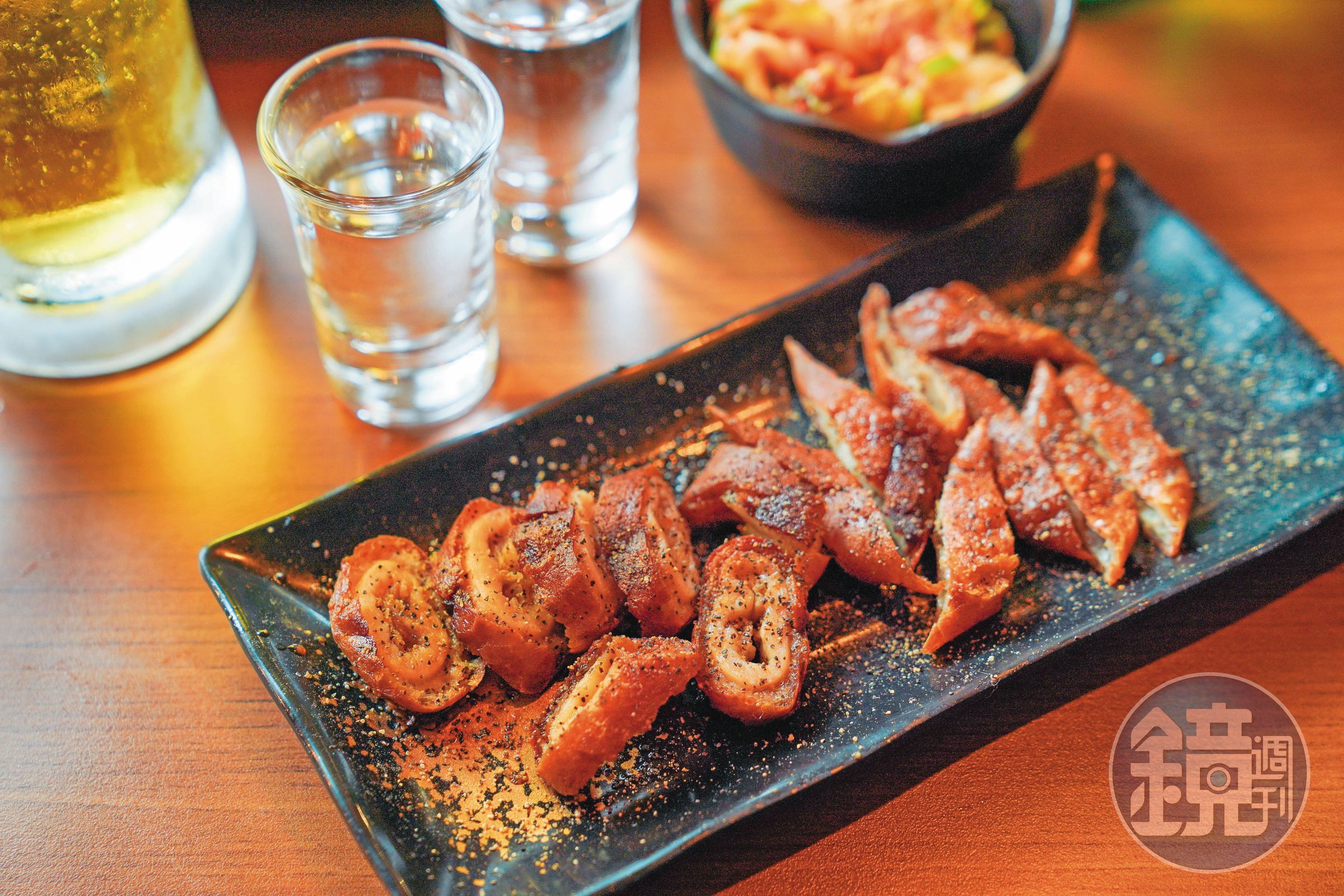 香酥肥腸是店裡的一絕，口感外鹹酥內軟嫩，是一道很適合下酒的菜餚。（110元／份）