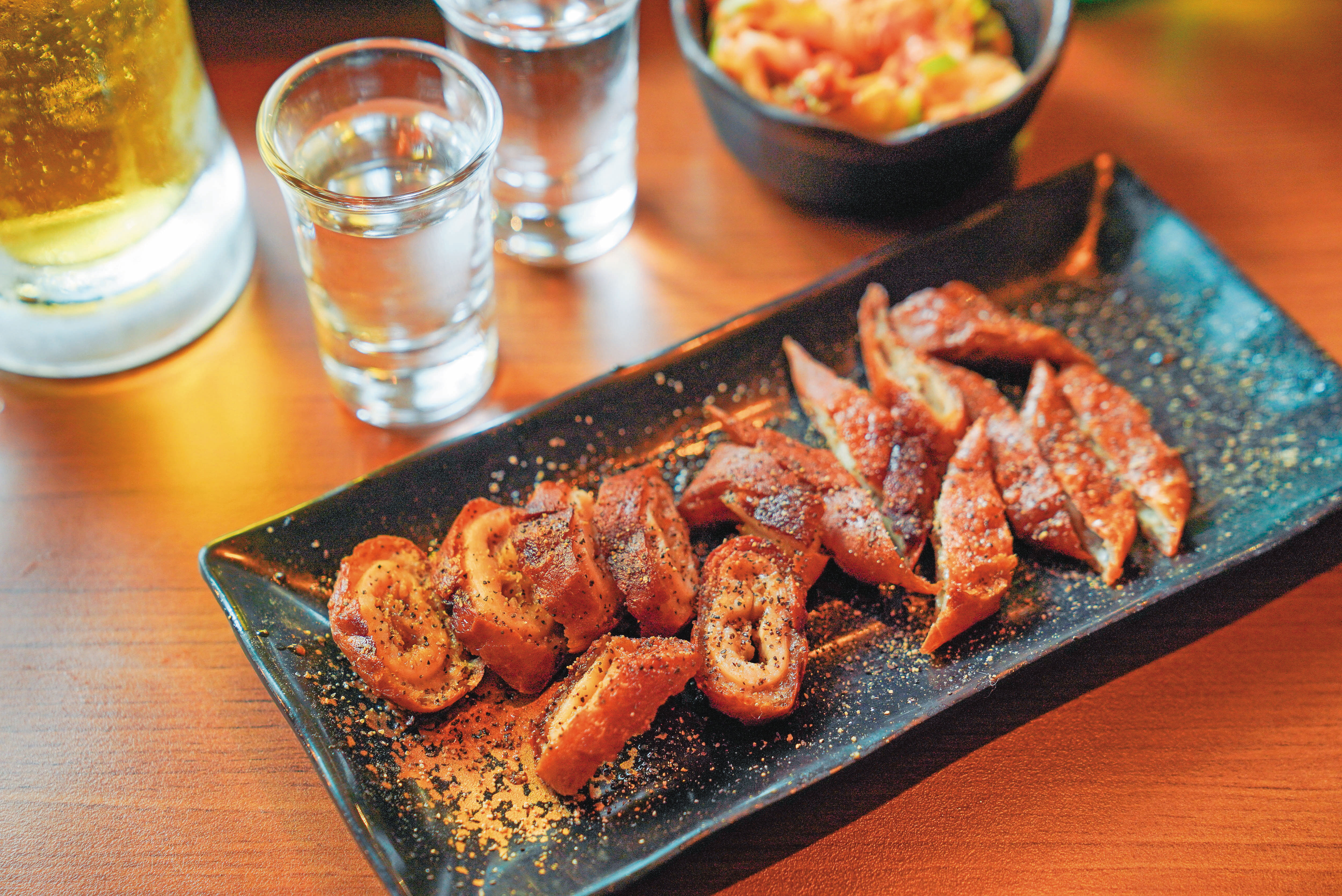 香酥肥腸是店裡的一絕,口感外鹹酥內軟嫩,是一道很適合下酒的菜餚。(110元/份)