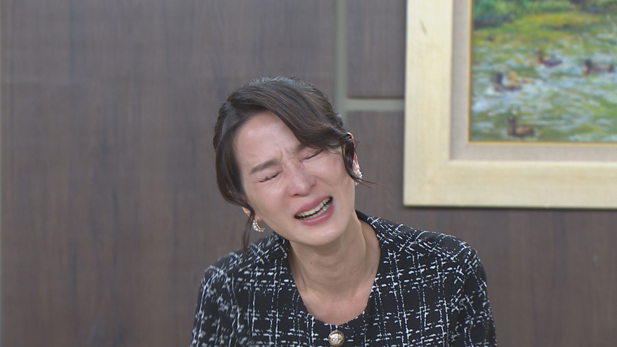 錦雯遭楚宣呼巴掌臉上掛彩劃傷。(民視提供)