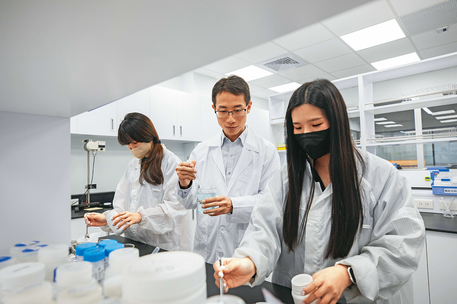 德典的2位創辦人在集團各司其職,蔡松霈(中)這幾年主要負責研發、廠務。