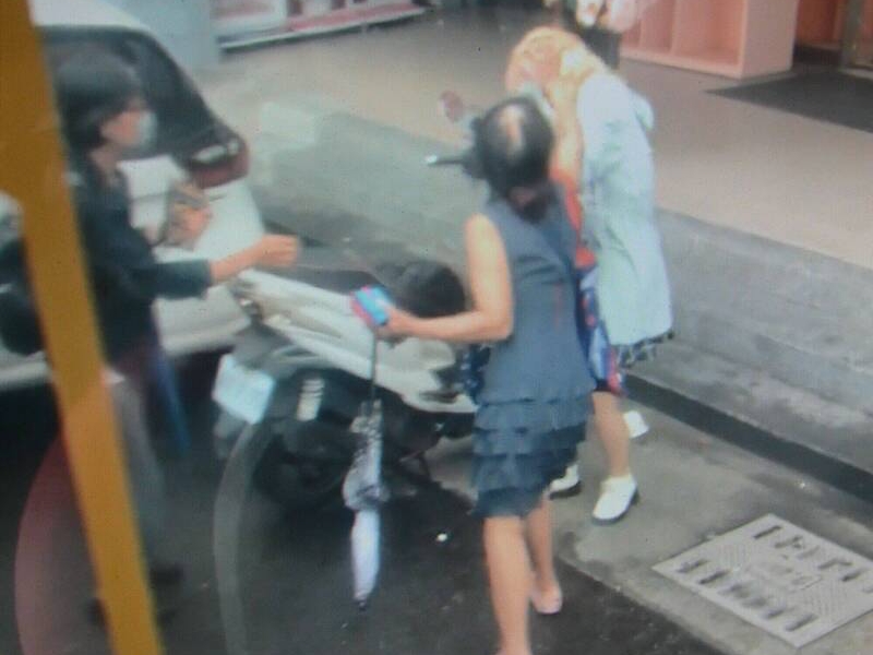 李女一下車,就連呼正在等車的女大生七個巴掌。(翻攝自Dcard)