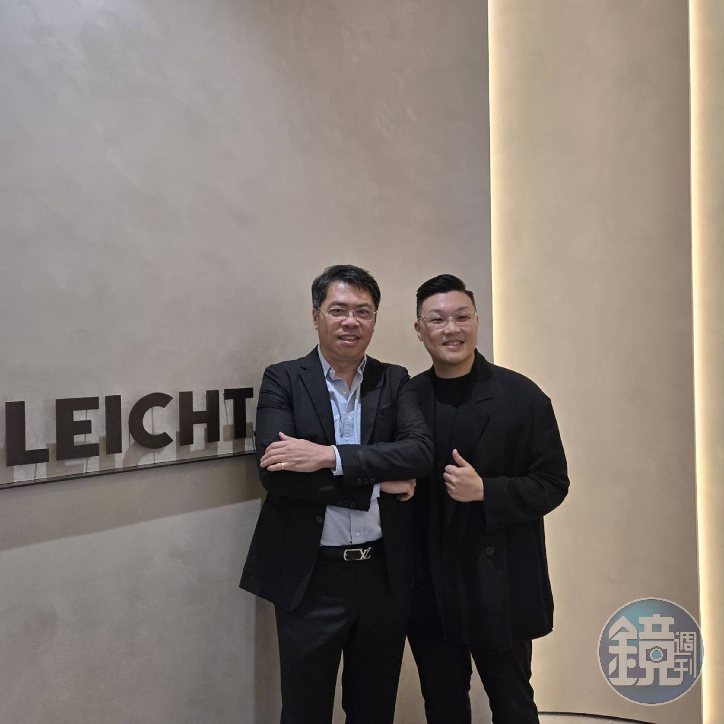 除了建築設計外，羅耕甫（左）也精於廚具設計，作品曾三次獲國際廚具名牌LEICHT列入年鑑，右為德匠名廚總經理特助張家榮。（高迪攝）