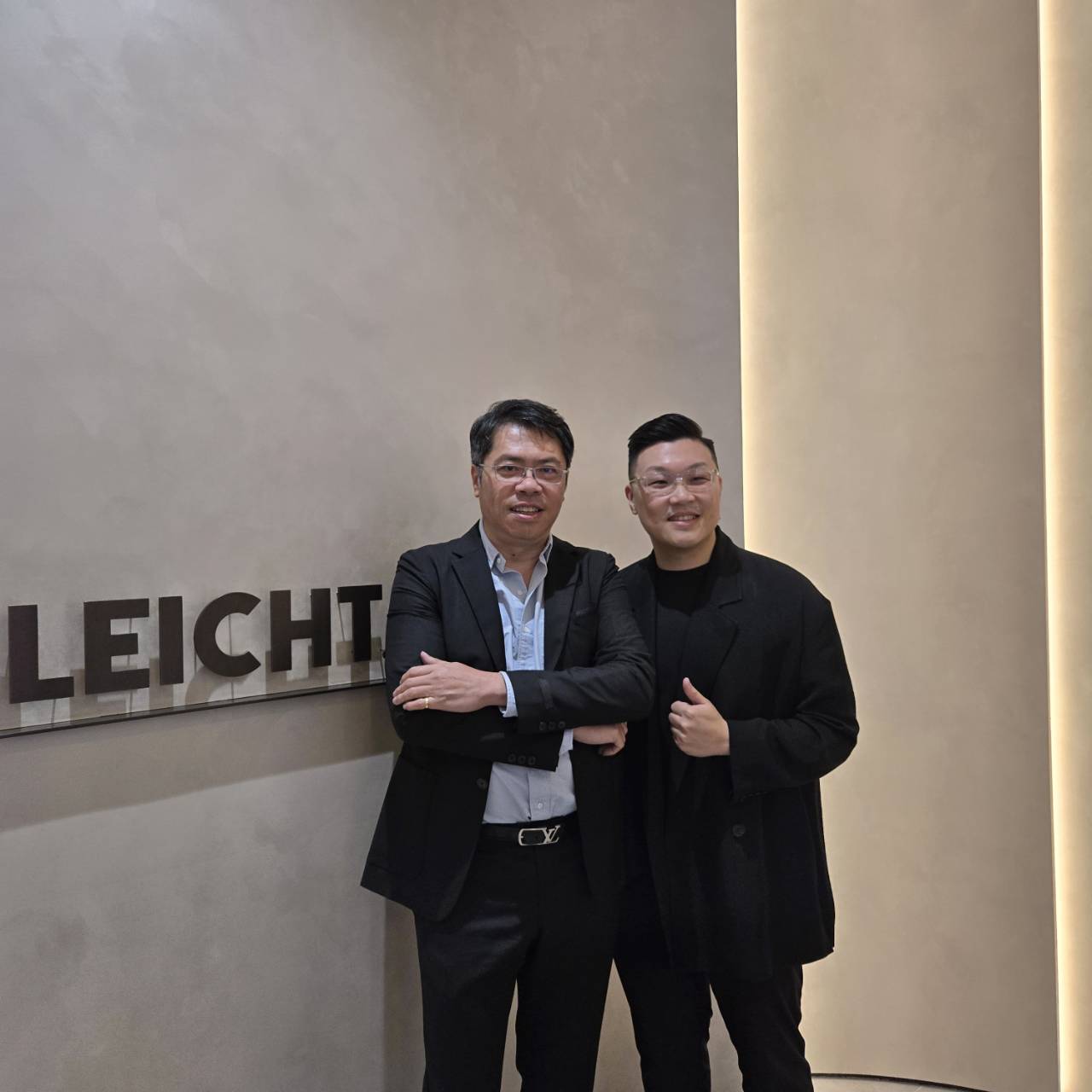 除了建築設計外，羅耕甫（左）也精於廚具設計，作品曾三次獲國際廚具名牌LEICHT列入年鑑，右為德匠名廚總經理特助張家榮。（高迪攝）