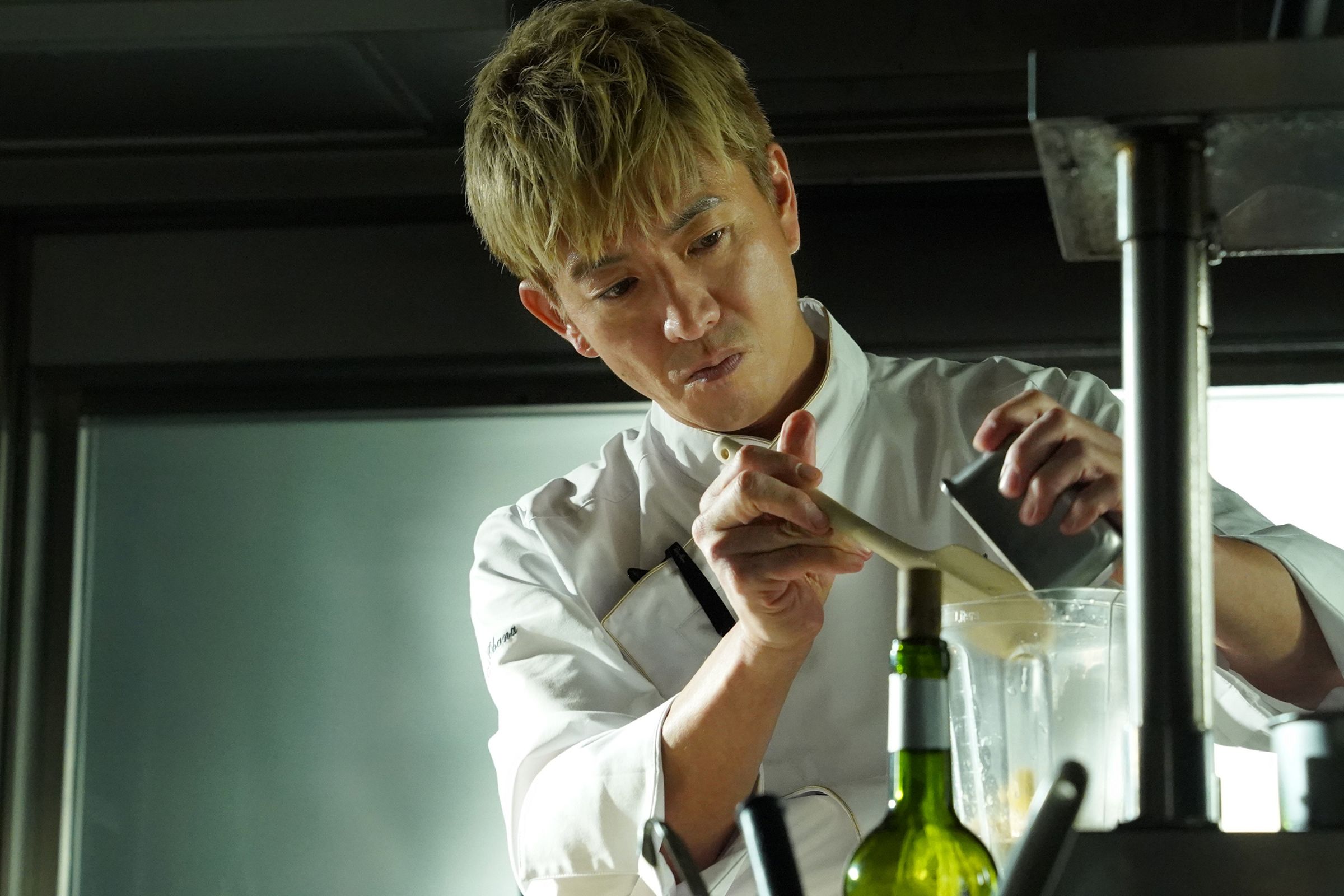 木村拓哉在《型男主廚三星夢：巴黎篇》 為角色獻上金髮初體驗。 （采昌國際多媒體提供）