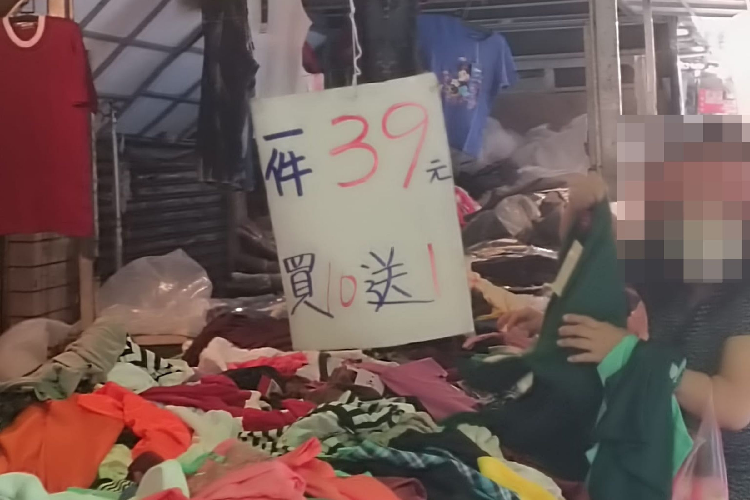 網友逛市場撞見攤販想敲詐外配,老闆作勢威脅且出動刺青仔包圍。(翻攝自爆料公社)