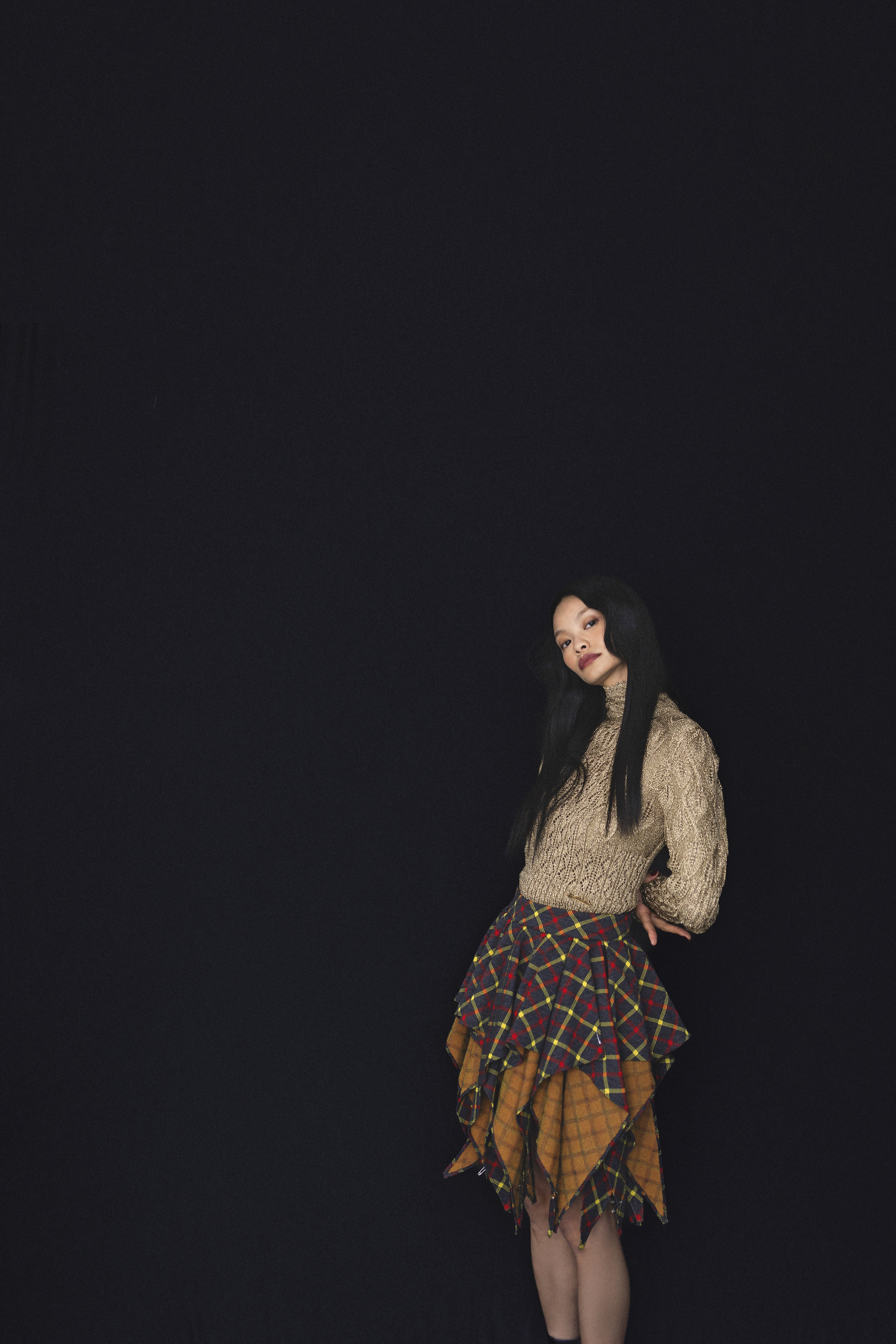 鏤空閃片針織套頭衫 NT$71,000/不規則格紋裙子 價格店洽 all by Louis Vuitton