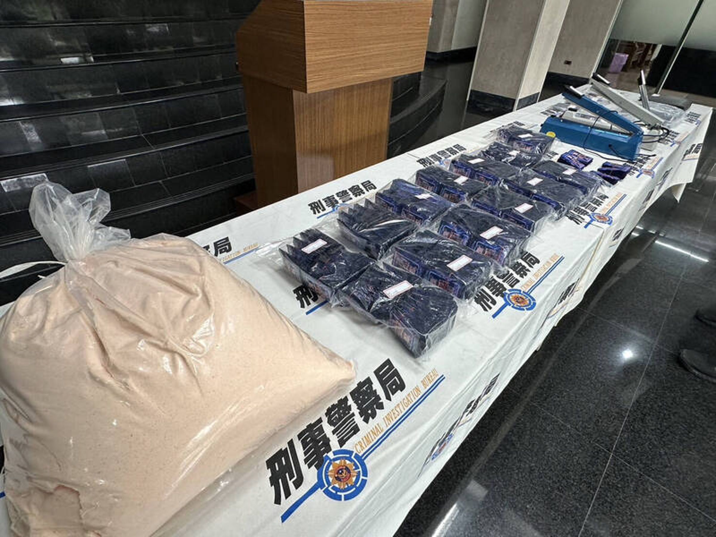 中打在彰化一家手搖飲料店破獲一個毒咖啡分裝場，查扣一千多包毒咖啡。（警方提供）