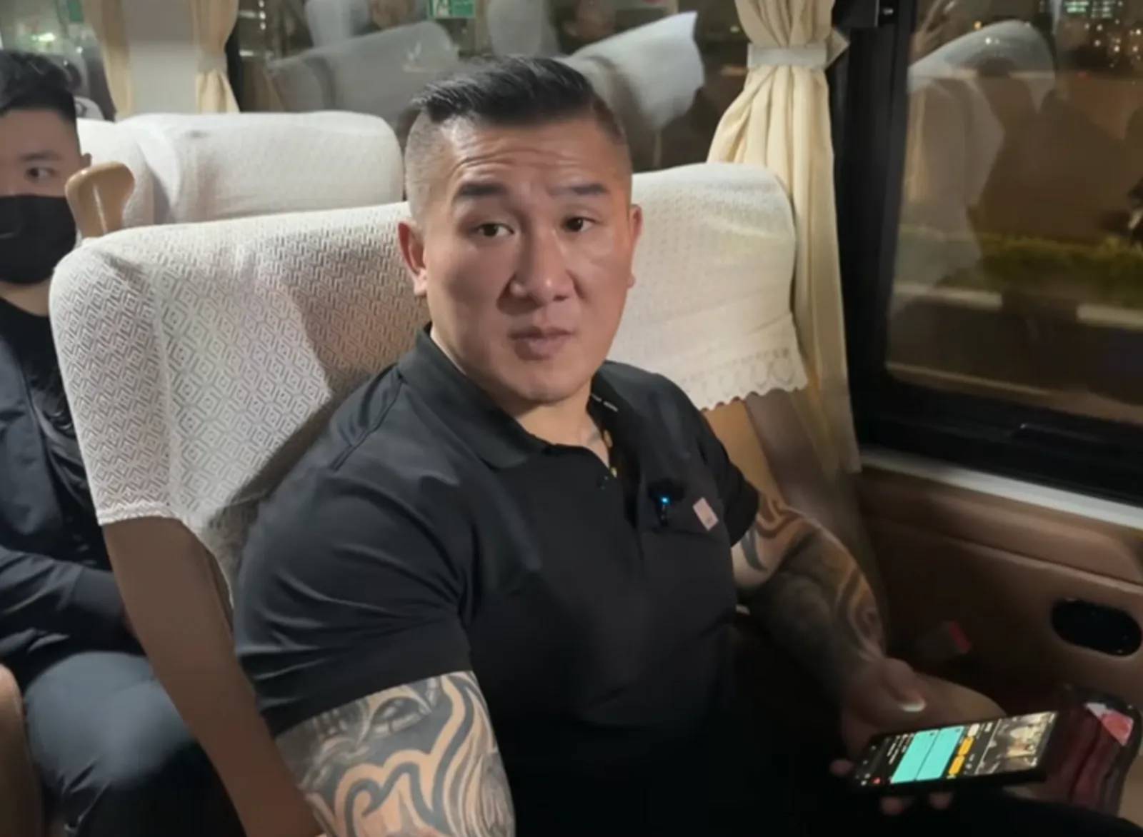 館長在上海稱「台灣奶茶一杯800元台幣」引發爭議。（翻攝館長惡名昭彰YT頻道）