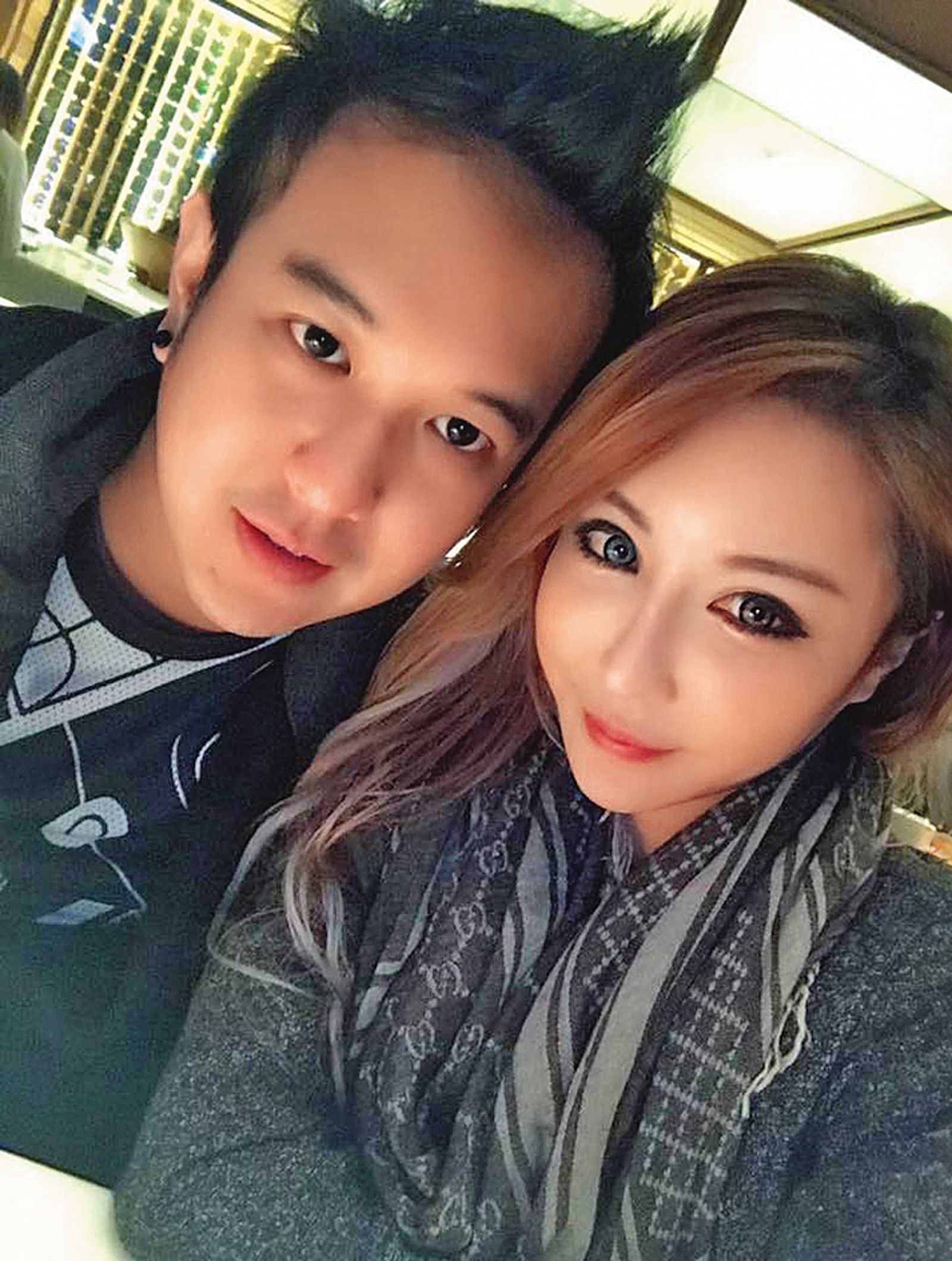 雪碧（右）和新加坡男友（左）交往時，曾一起合作花場事業。（翻攝自臉書）