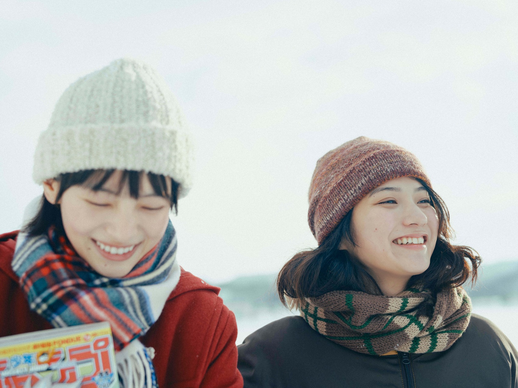 真人版電影《驀然回首》由出口夏希(左)、蒔田彩珠(右)主演。(車庫娛樂提供)