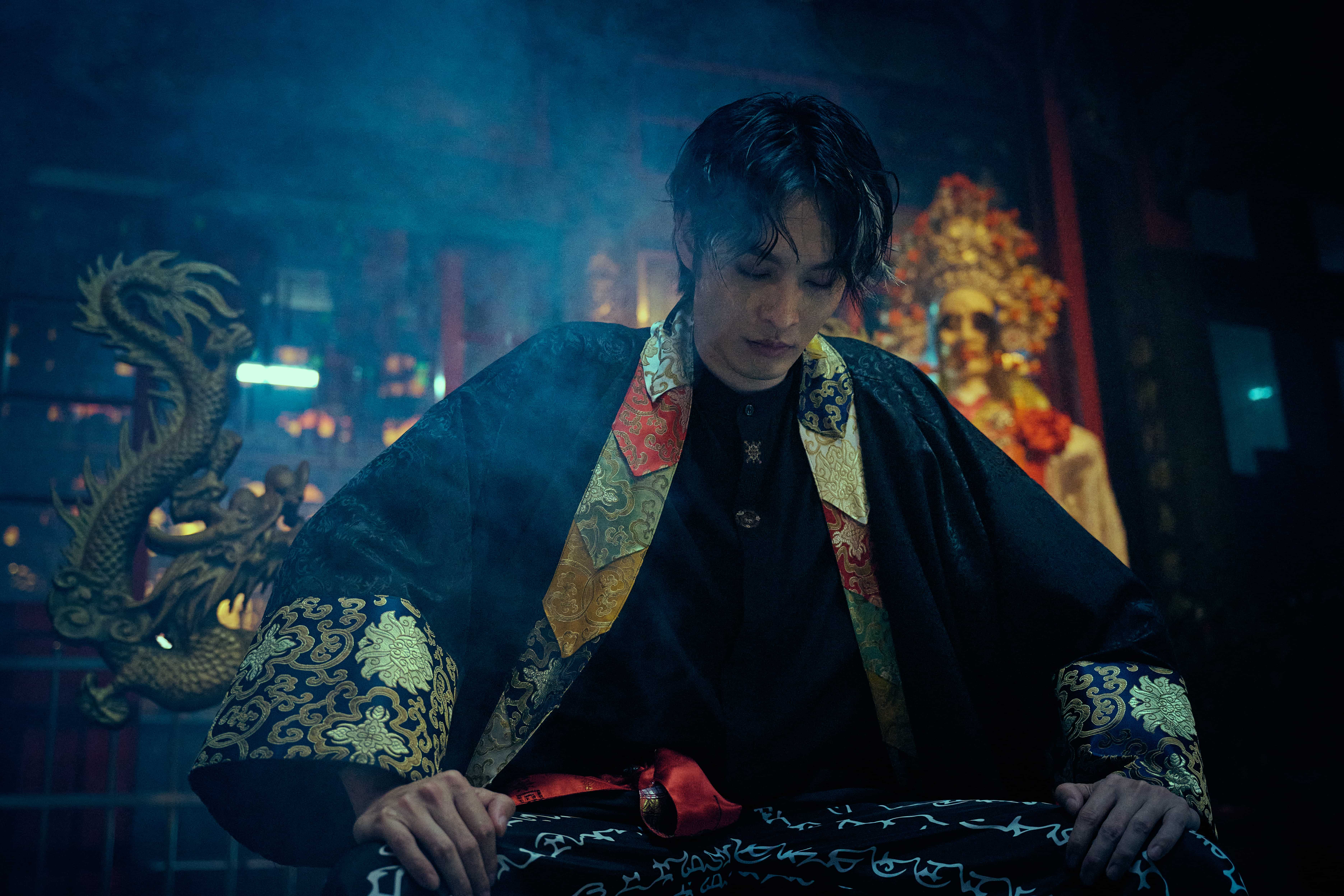 演出《祭弒》的辦事乩身，曹佑寧說這身裝扮讓他有許多連結，也因而更容易進入角色具有強大能力的狀態。（威視提供）