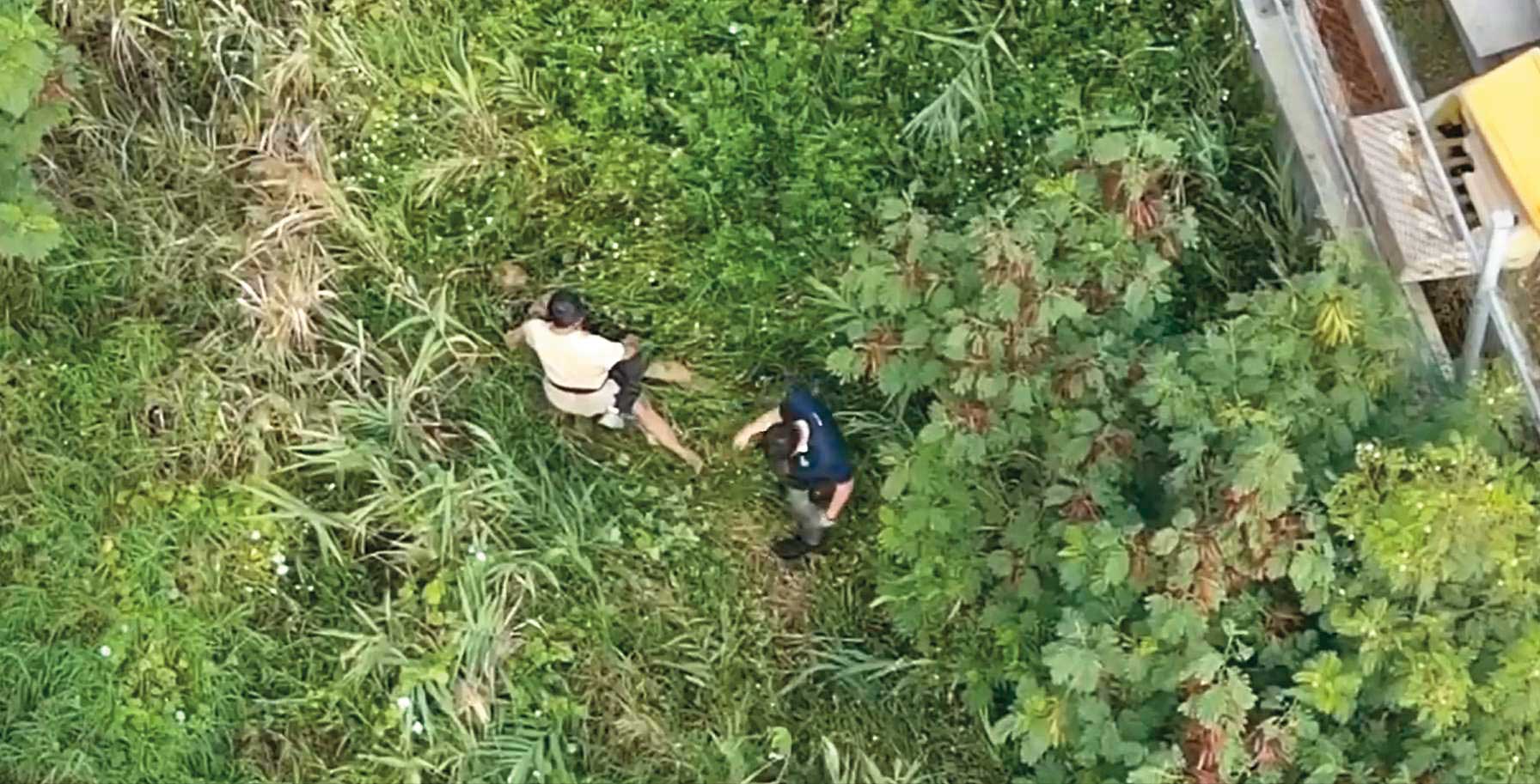 檢警透過無人機追捕山區草叢中的嫌犯。（中檢提供）