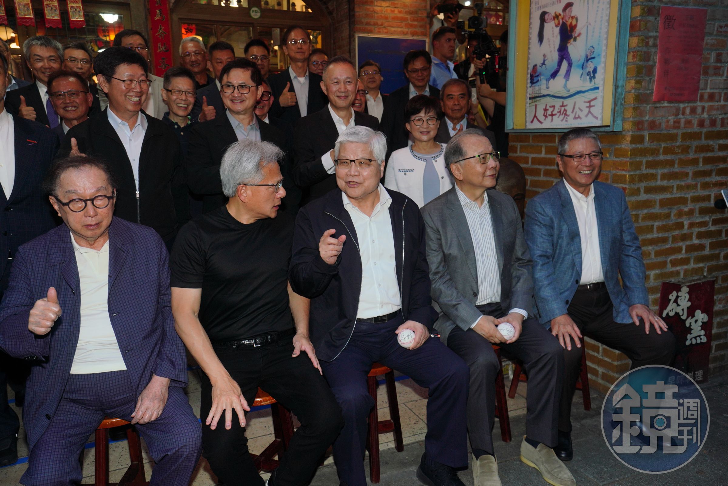 黃仁勳和魏哲家昨在兆元宴上互動熱烈、相談甚歡。