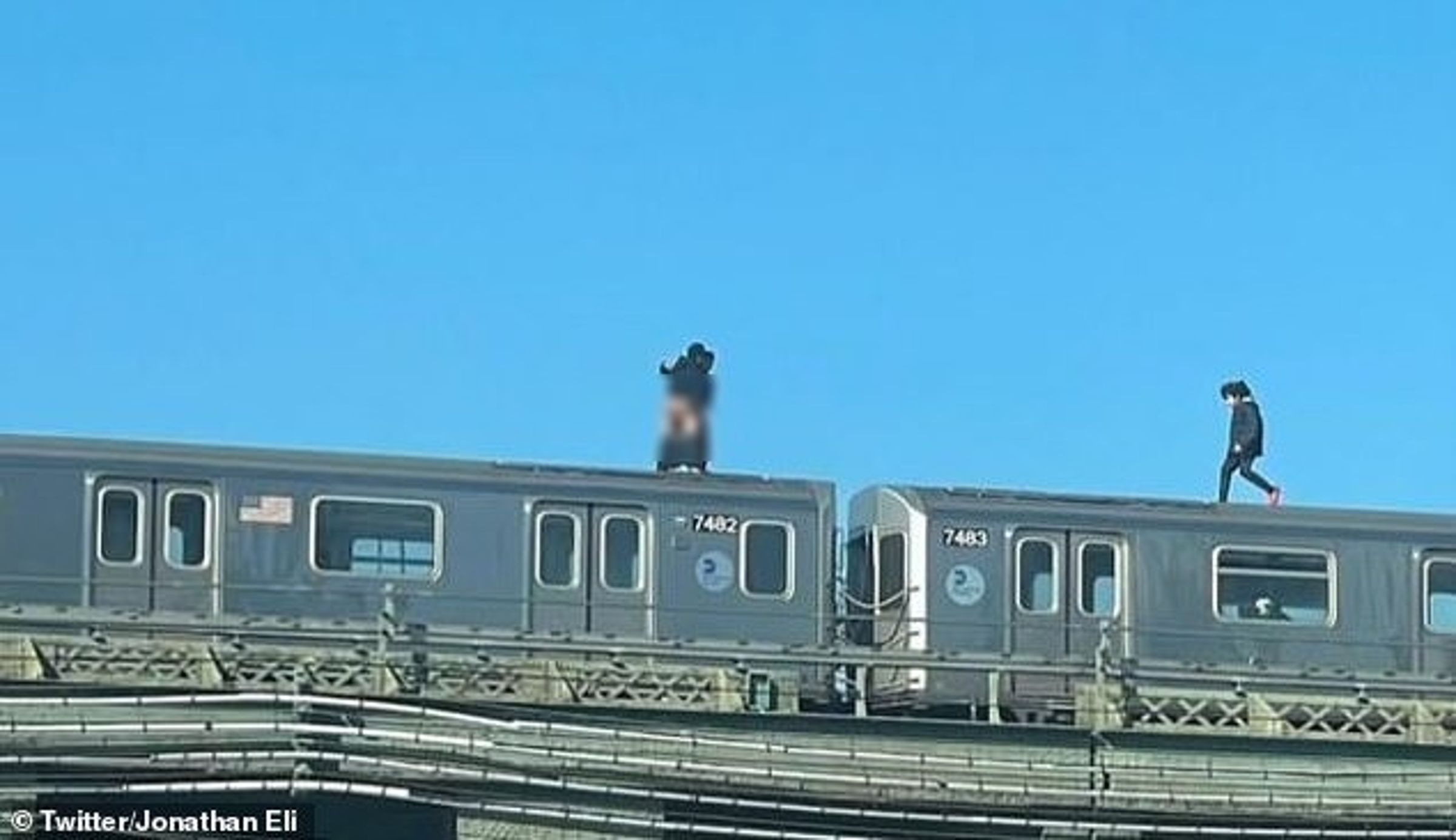 還有另一名男子也在列車頂。(翻自《每日郵報》)
