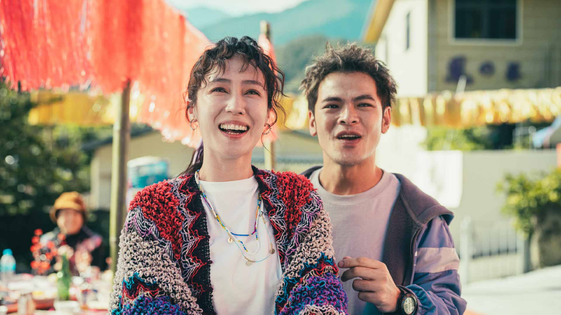 小薰（左）認為，蘇達（右）自編自導自演的《怎麼可能我家的祖先是你家的鬼》是一部原住民元素滿滿的幽默之作。（北影提供）
