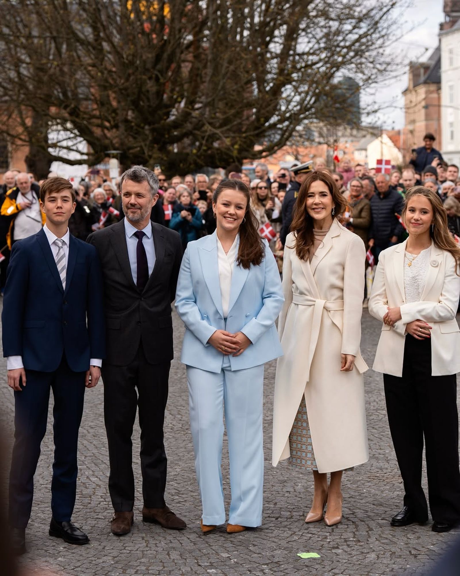 丹麥國王腓特烈十世（左二）與瑪麗王后（右二）一家人合影，伊莎貝拉公主（中）目前為王位第二順位繼承人。（翻攝detdanskekongehus IG）