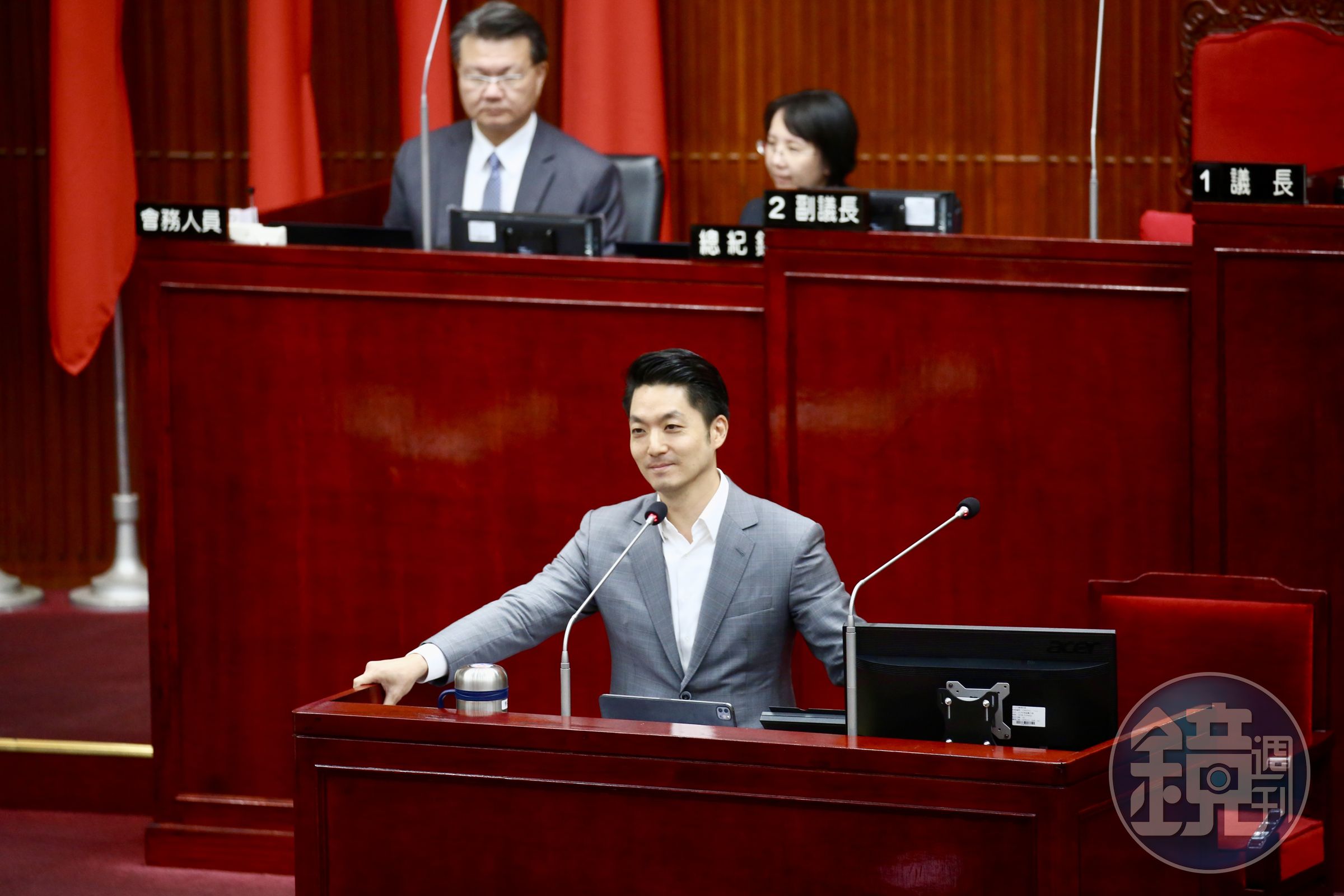 記者開臭問大巨蛋演唱會第一首歌是否會是〈聽見下雨的聲音〉?蔣萬安唱起〈告白氣球〉回應。(本刊資料照)